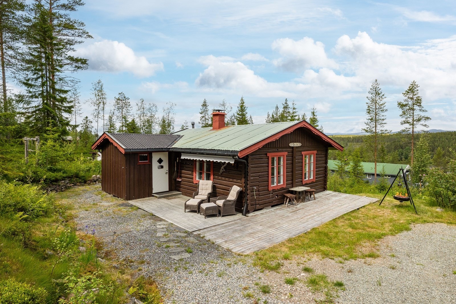 Tømmerhytta som ble oppført i 1975, har en selveid tomt på hele dryge 1,7 mål og ligger innerst i veien. Galleribilde