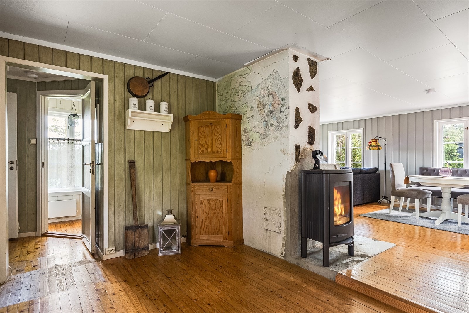 I åpen løsning med kjøkkenet, ligger spisestuen og stuen. Et hyggelig og sosialt allrom! Galleribilde