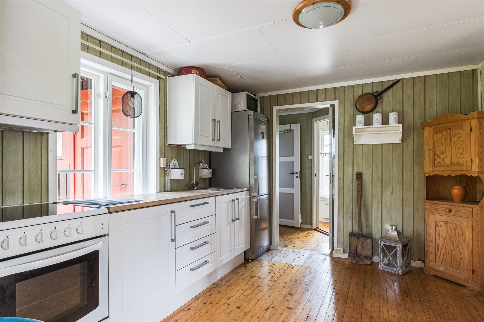 Kjøkkenet har en lys og pen innredning med profilerte fronter, fin benkeplate, og godt med skap- og benkeplass. Galleribilde