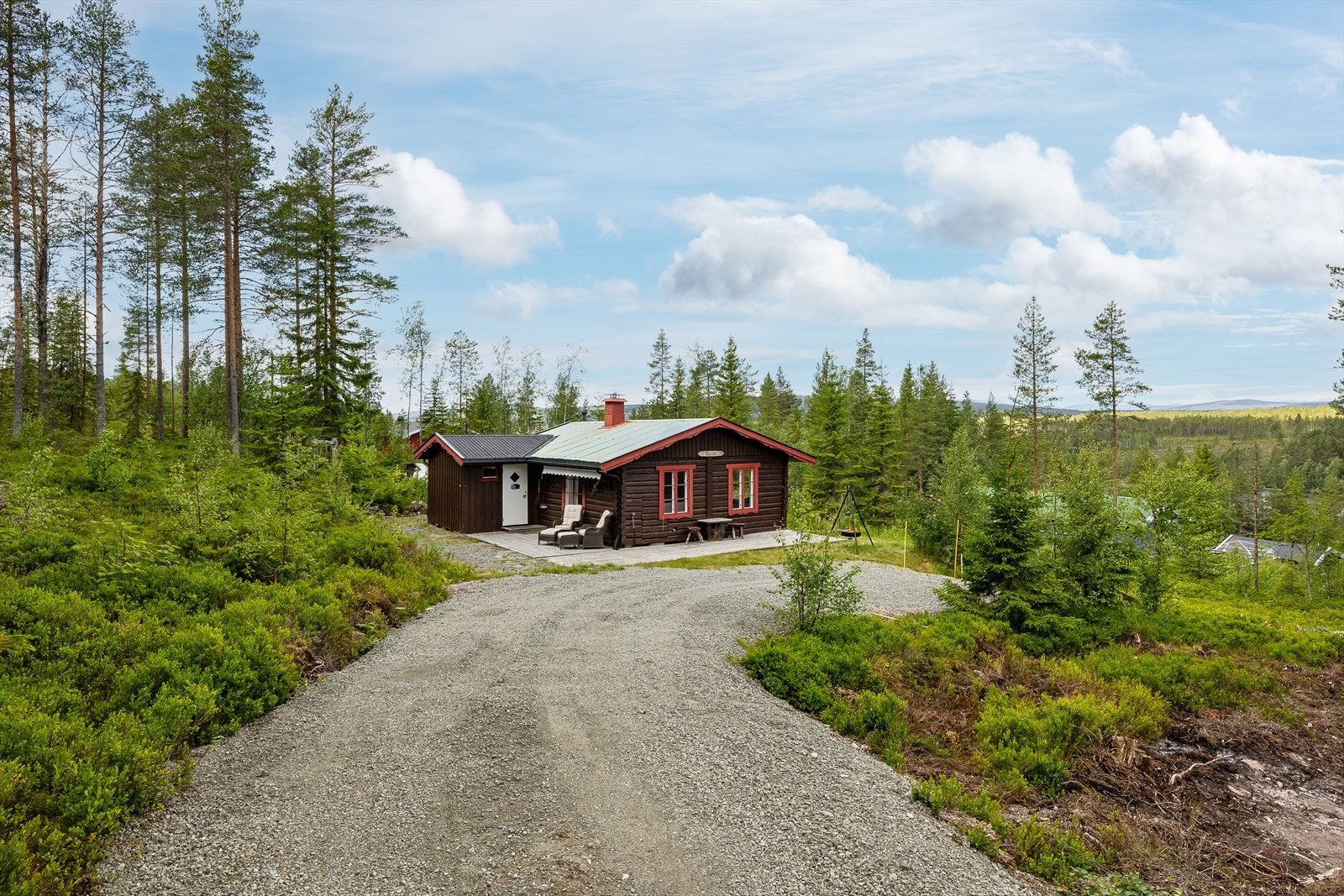 Hytta har en fin beliggenhet innerst i veien, og veien inn til hytta er nylig etablert. Galleribilde
