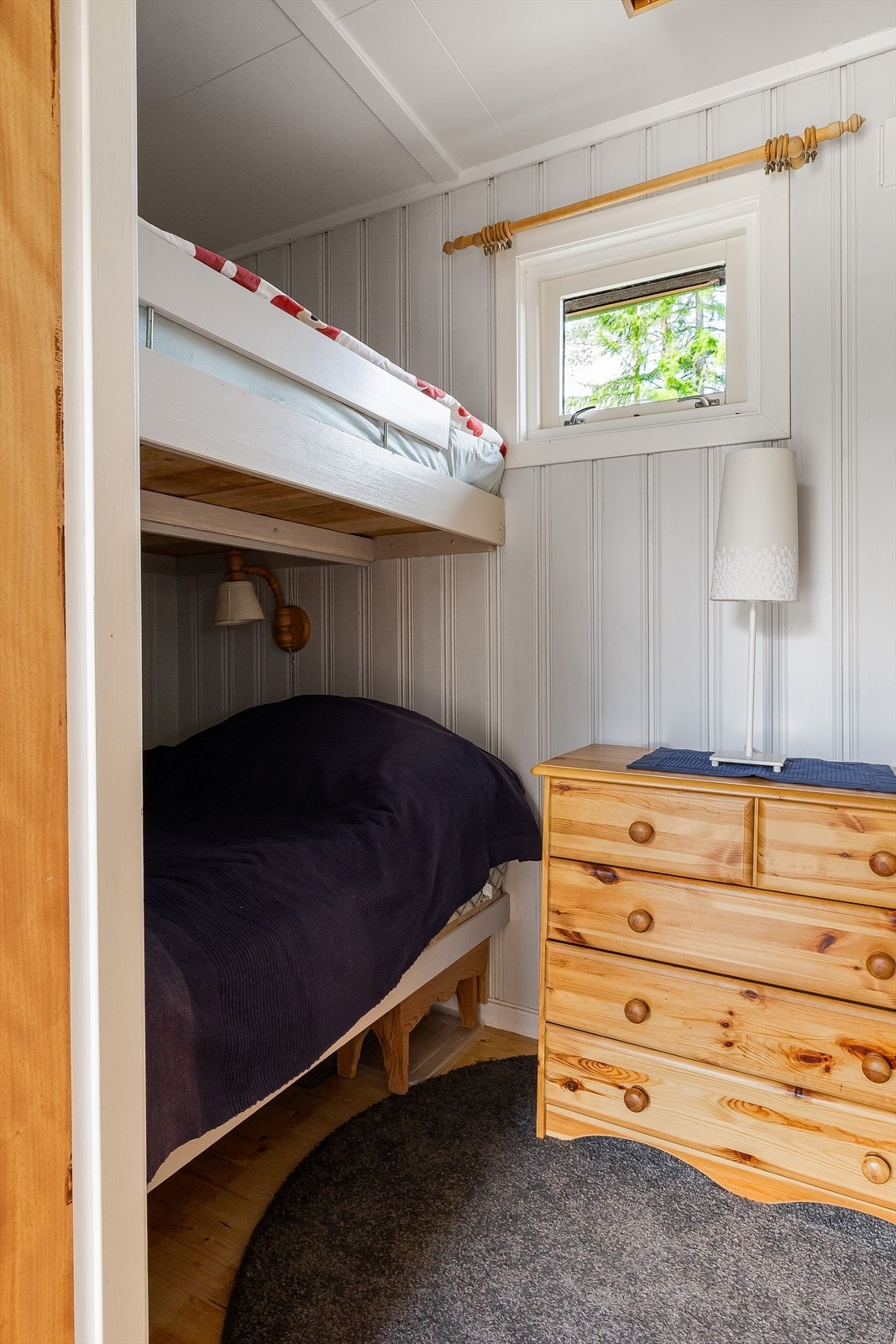 Det andre soverommet som ligger i tilknytning til gangen er innredet med plassbygd køye, med sengeplasser for 4 små. Rommet er byggmeldt for varig opphold. Det gjøres oppmerksom på at vindusstørrelse ikke tilfredstiller krav til rømning. Galleribilde
