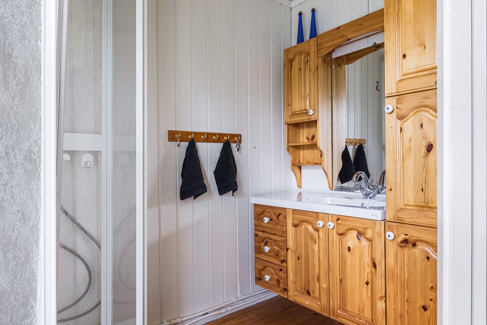 Fra gangen mellom kjøkkenet og hovedsoverommet, er det adkomst til sanitærrommet som er innredet med heltre innredning med servant nedfelt i innredning, dusjkabinett og bio-do. Galleribilde