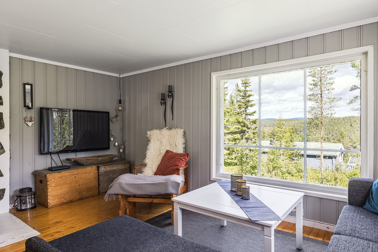 Den fine stuen i vinkel gjør at det er god plass for både en romslig sittegruppe og spisegruppe. Galleribilde