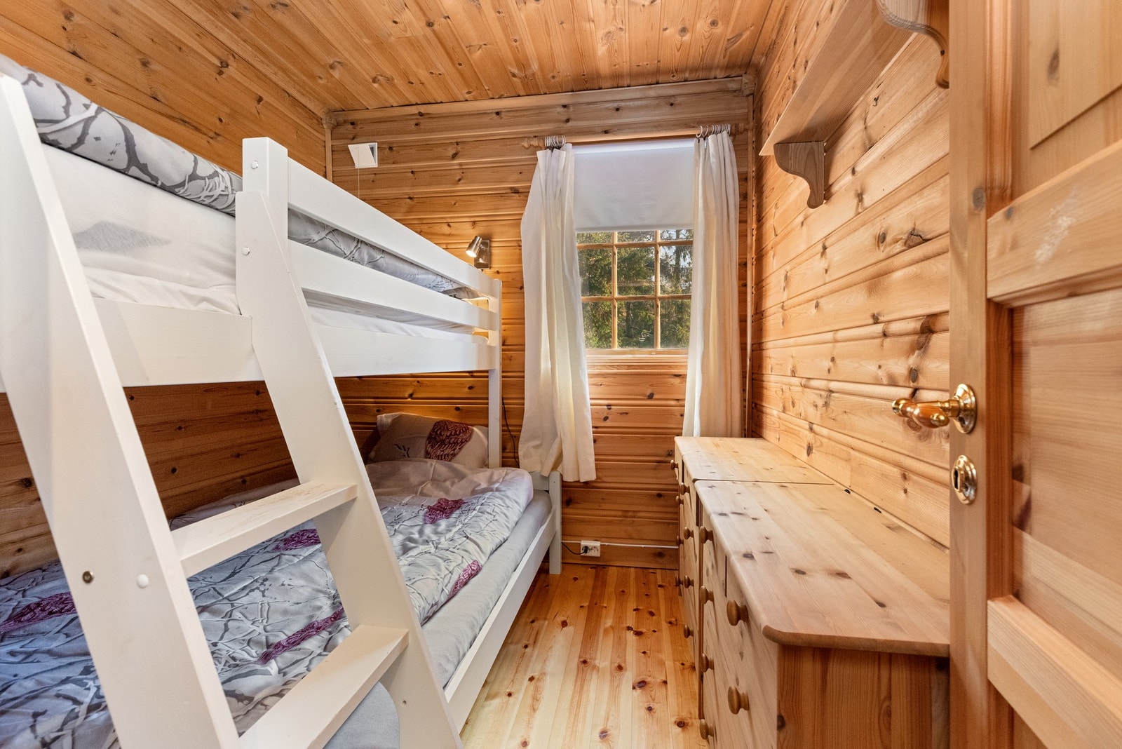 Dette rommet med plass til familiekøyeseng og kommode Galleribilde