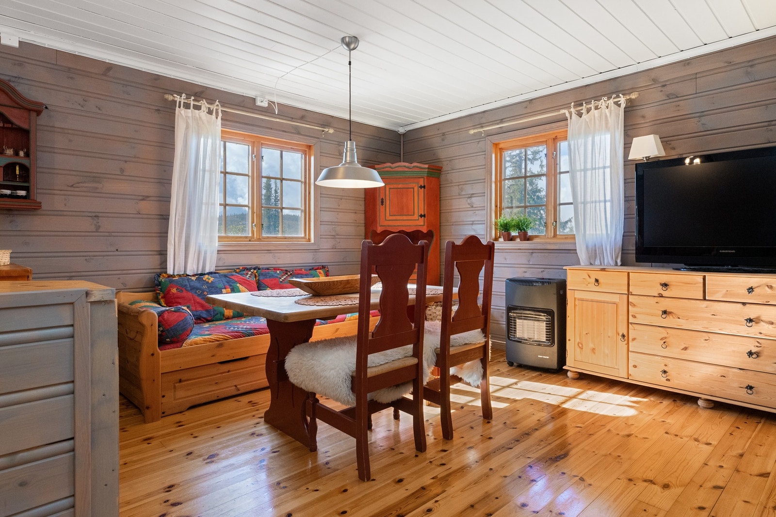 Det er også wallas med "ring hytta varm" 170L tank i stue Galleribilde