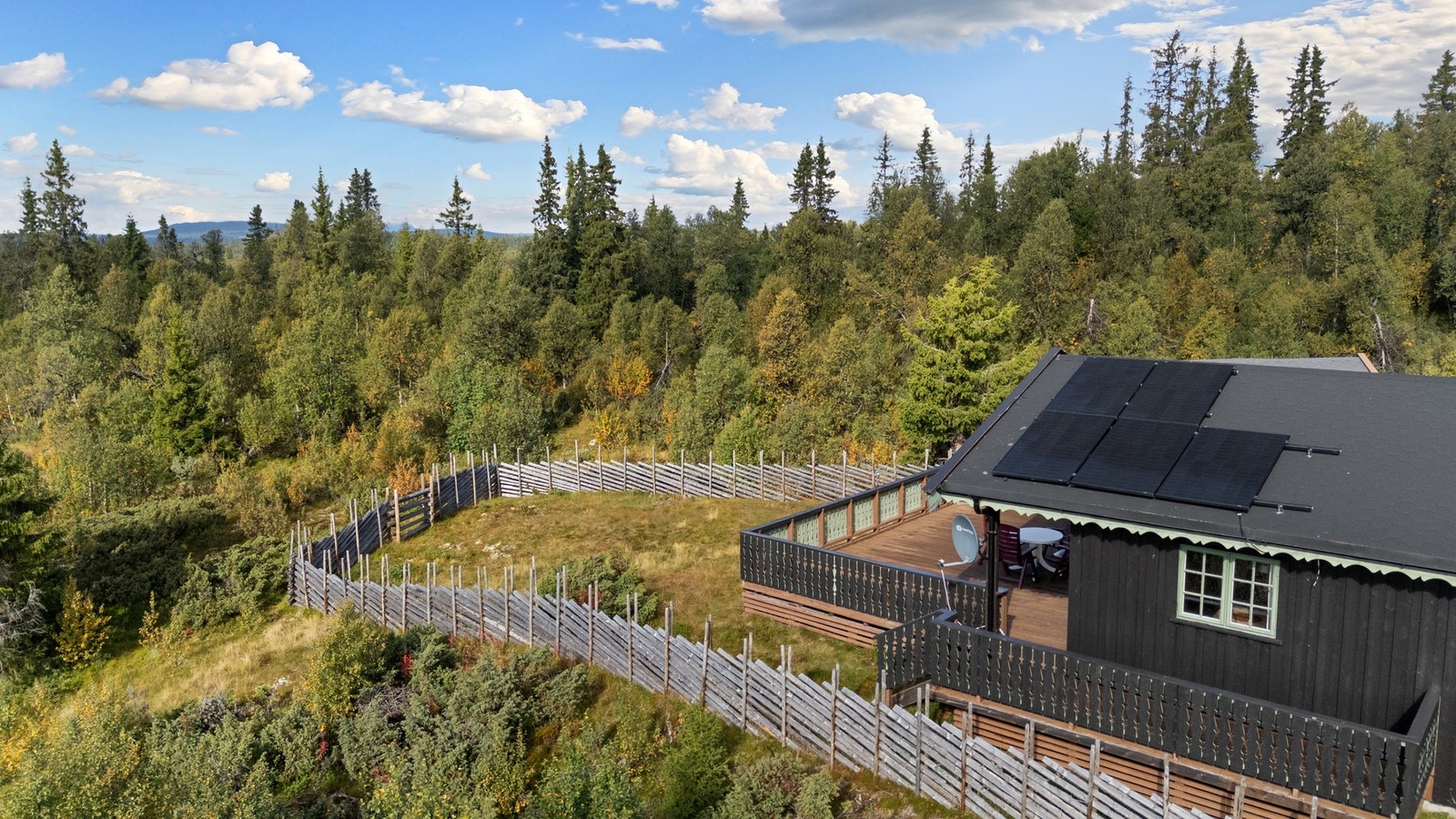 Deler av tomten er inngjerdet rundt bebyggelsen Galleribilde