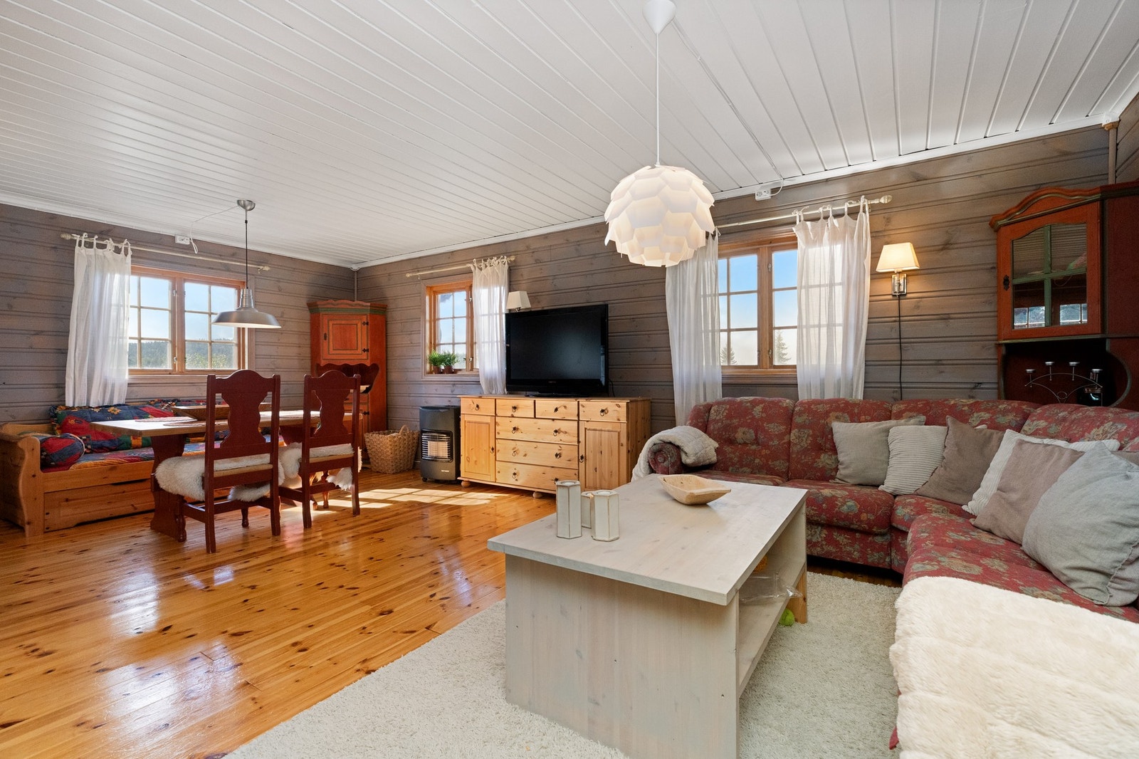 Stuedelen har plass til sofa- og spisegruppe Galleribilde