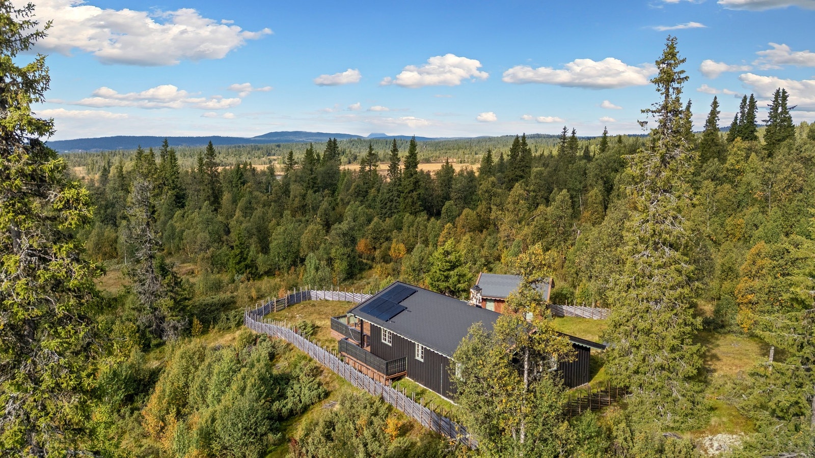 Herfra bugner det av fine turmuligheter sommer som vinter, og høsten kan by på bærplukking og fine farger i fjellet Galleribilde
