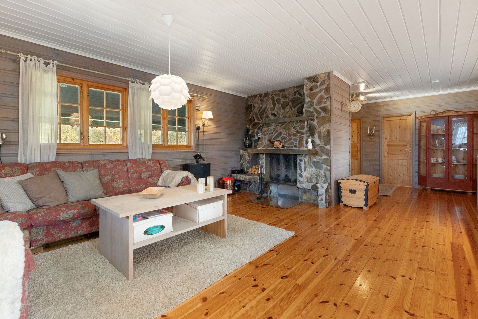 Peis forblendet med naturstein, denne bidrar til varmen i hytta Galleribilde