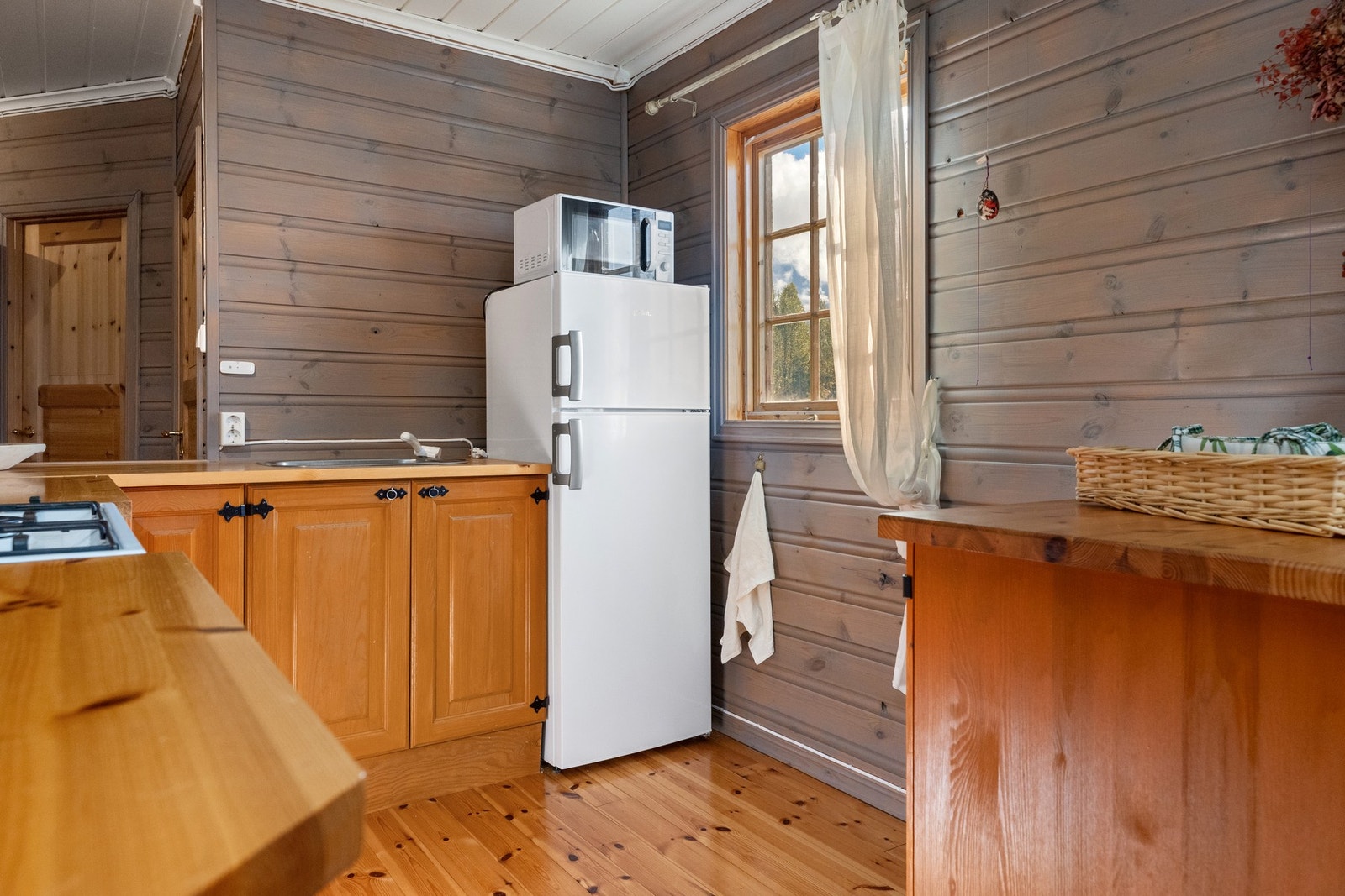 Innredning med profilerte fronter, frittstående gasskomfyr- og kjøleskap Galleribilde