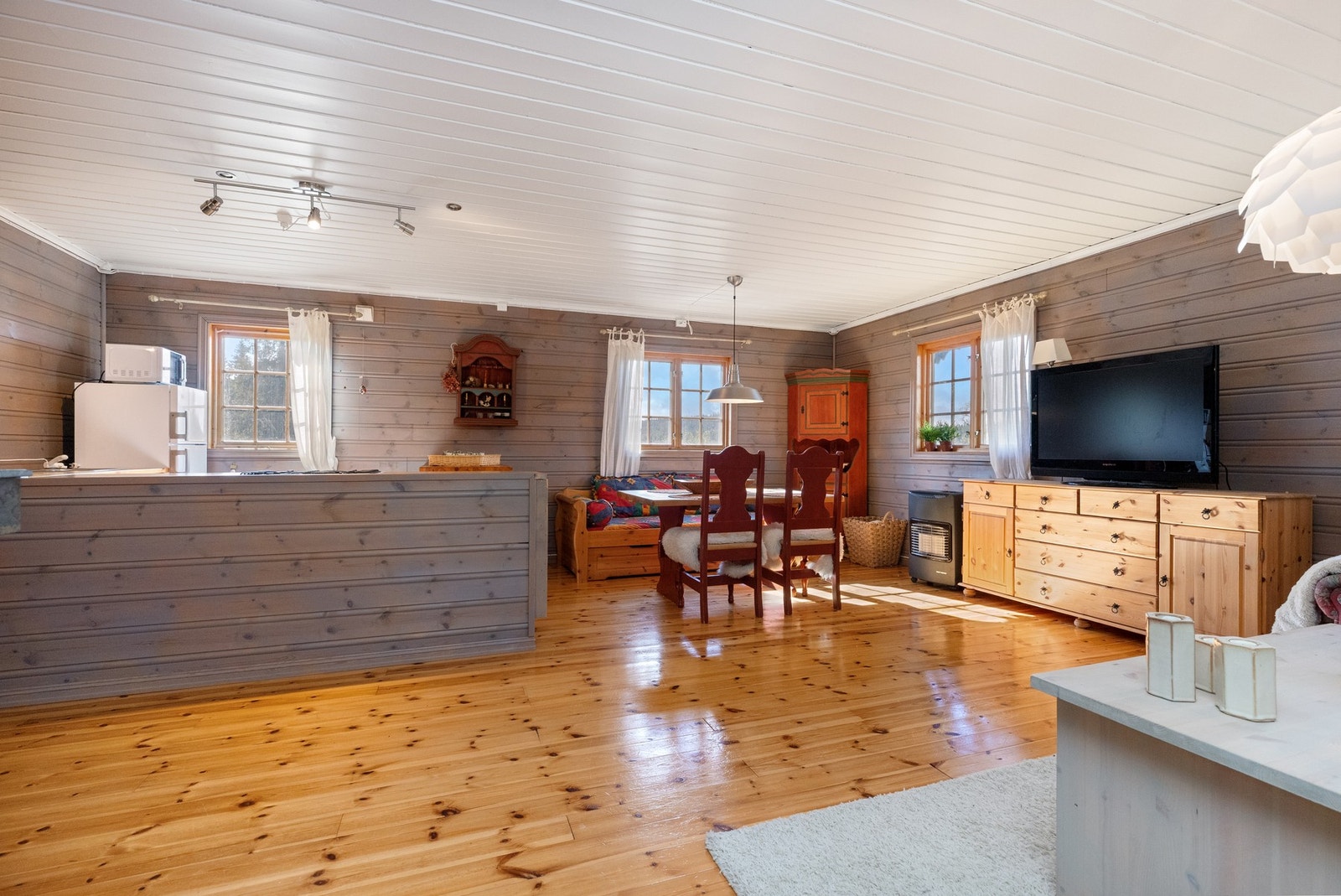 Åpen kjøkkenløsning med barløsning mot stuedelen Galleribilde