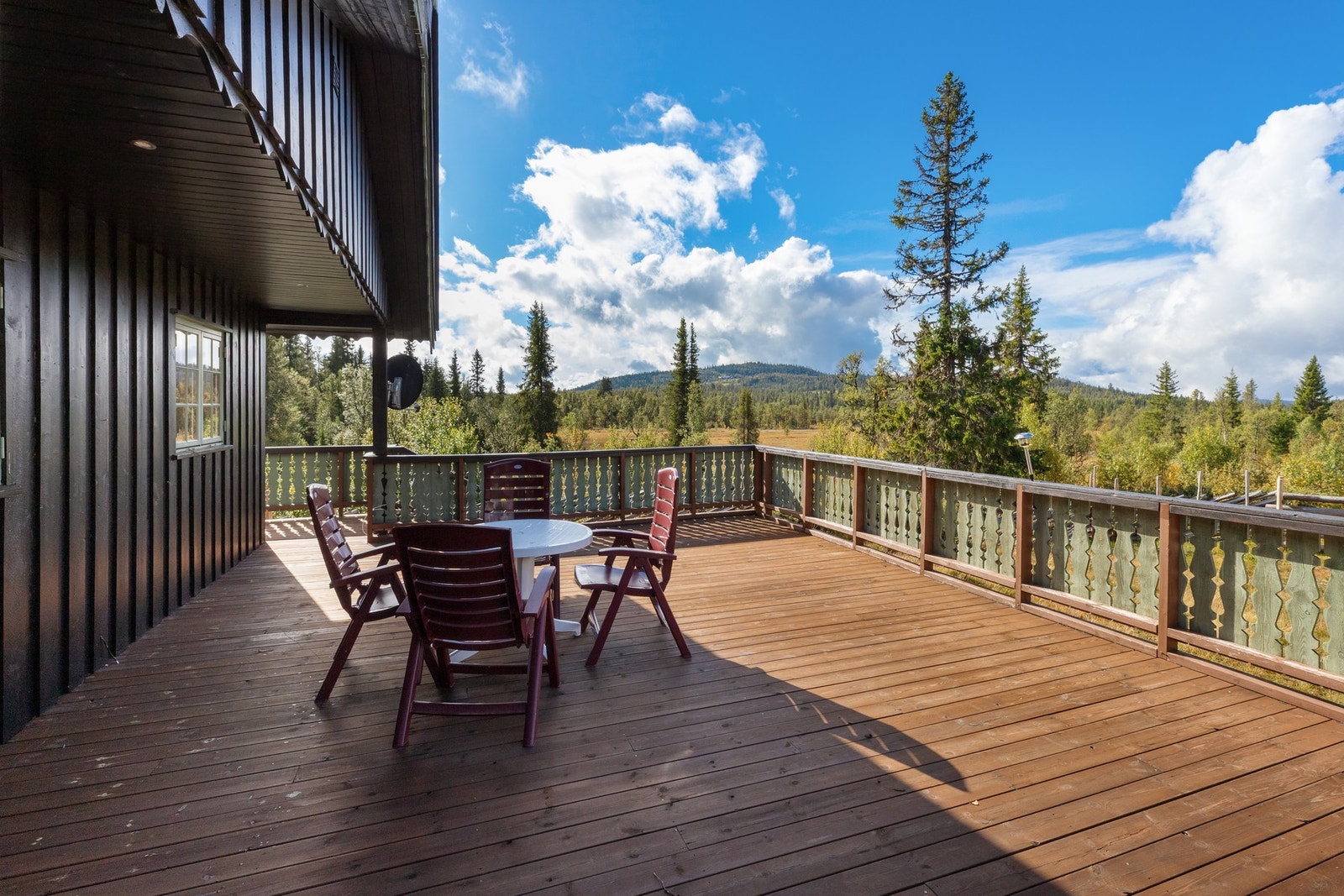 Eiendommen ligger åpent, men alikevell lunt til i terrenget. Trivelig, opparbeidet tomt som gir deg en god naturfølelse til fjells Galleribilde