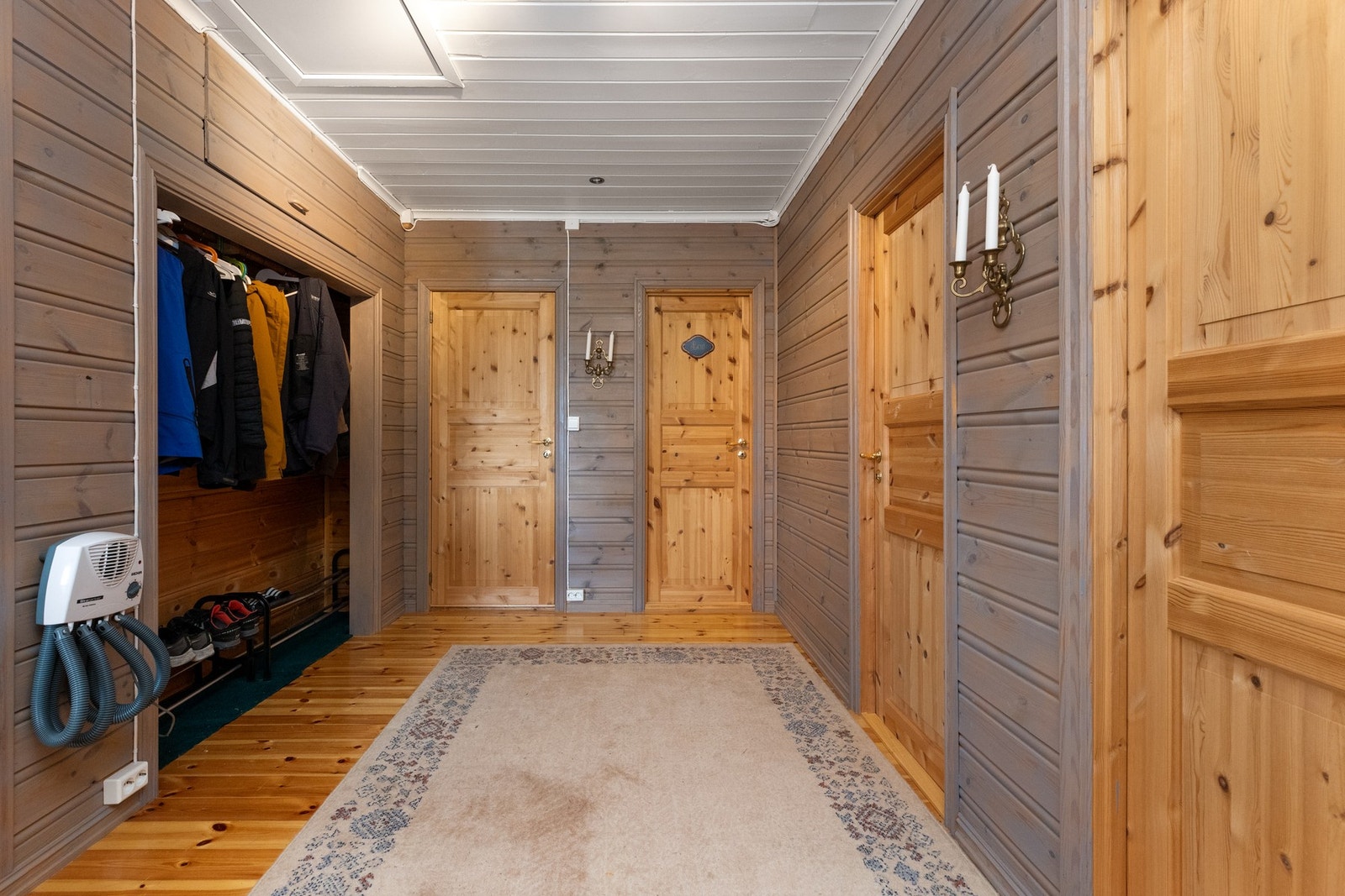 Koselig entré med plass til kommode, adkomst til mellomgang med god garderobeløsning som byr på god plass til oppheng av yttertøy og sko Galleribilde