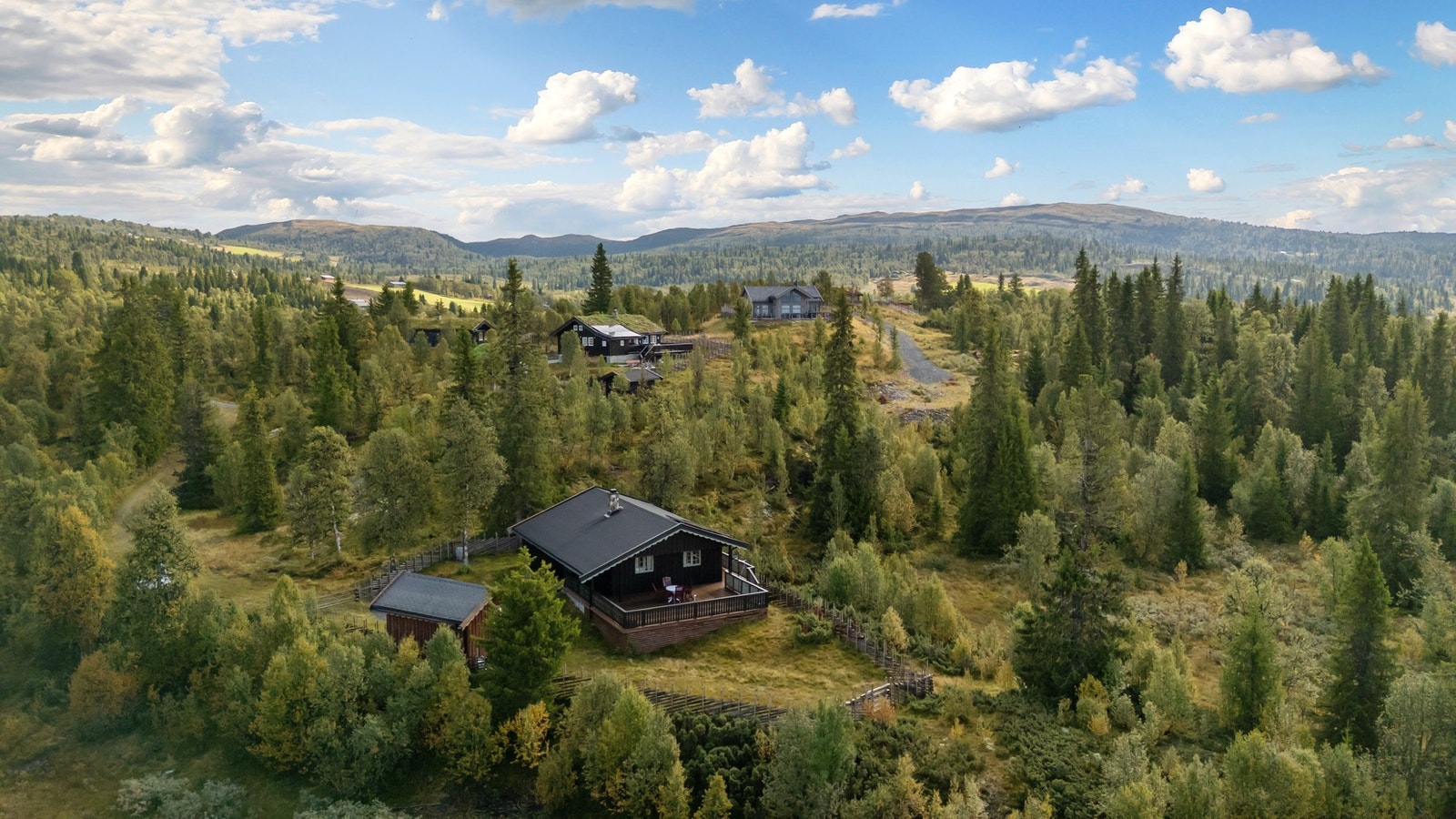 Noen av de mest populære turene er som Spåtind og Jomfruslettfjel Galleribilde