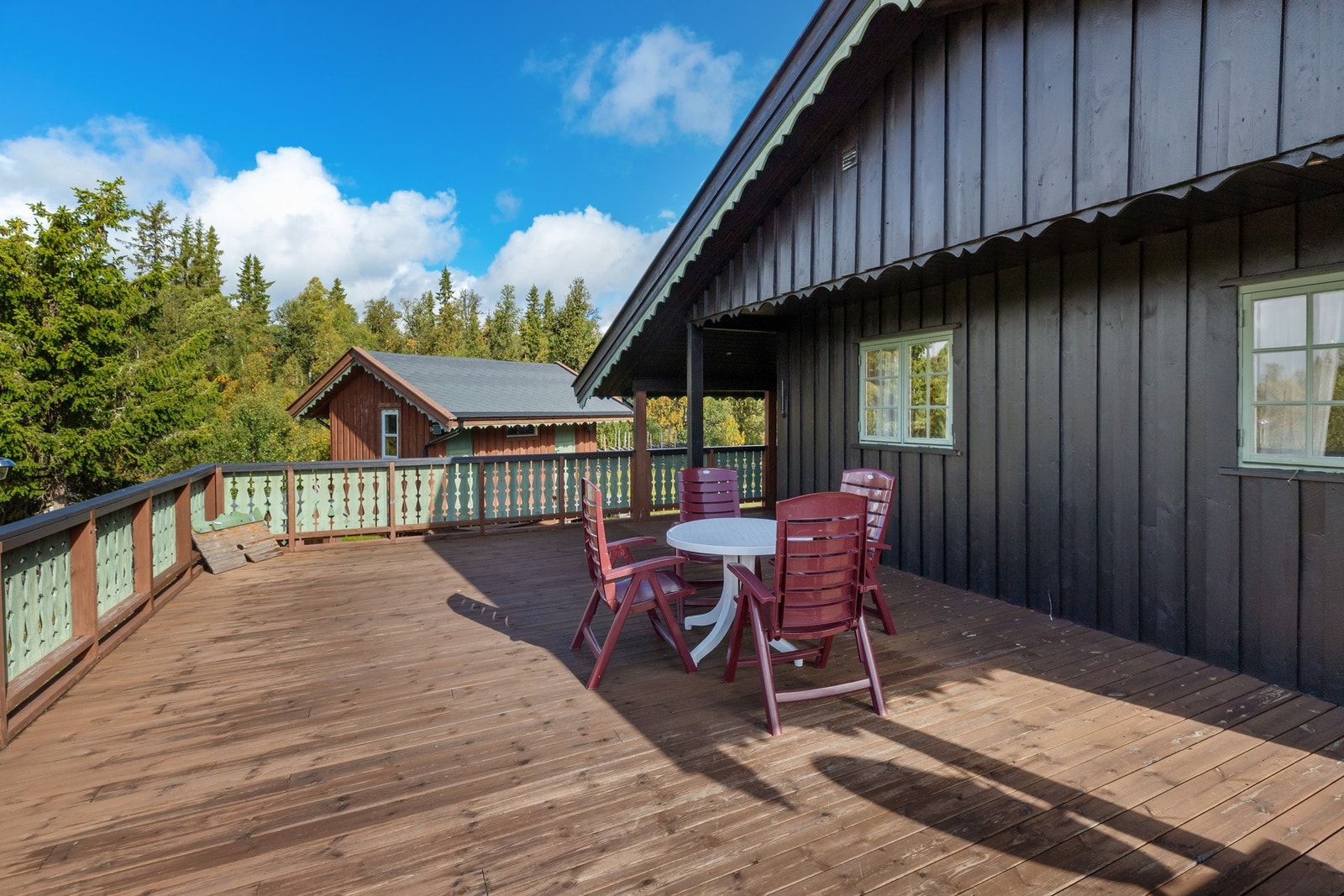 Stor terrasse med god plass til flere utesoner Galleribilde