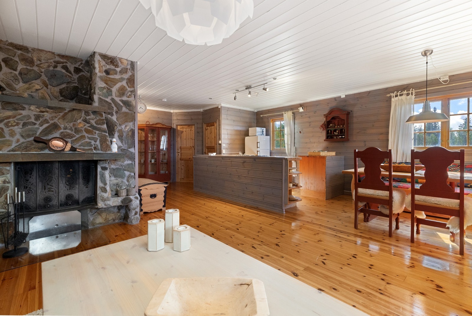 Åpent og inkluderende oppholdsrom med stue og kjøkken Galleribilde