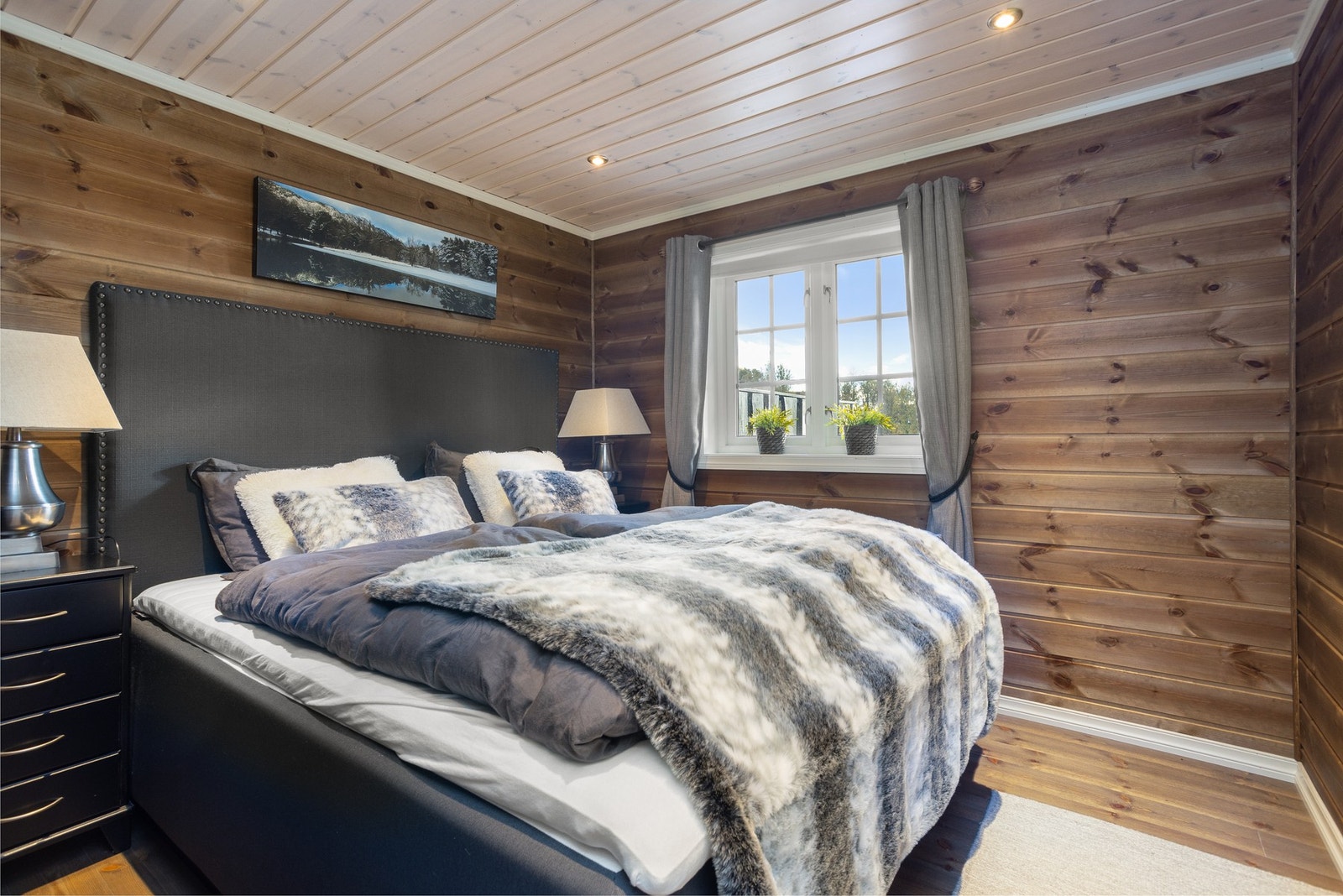 Hovedsoverom innredet med dobbeltseng og tilhørende møblement Galleribilde