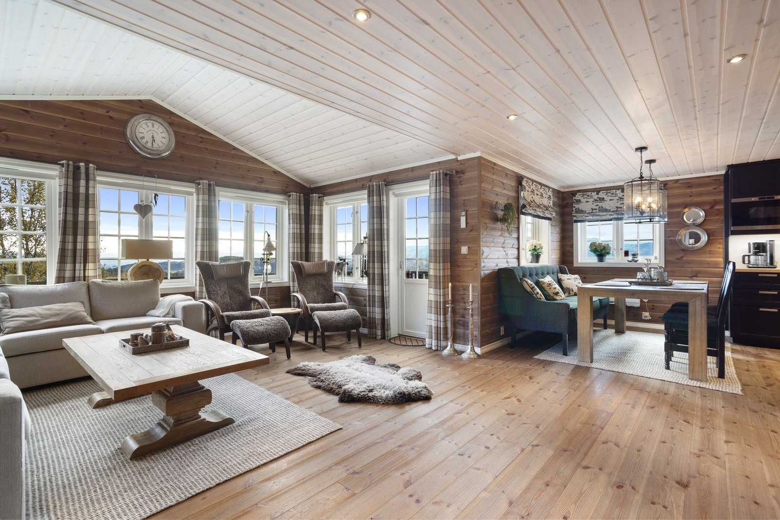 Hytta har en svært gjennomført og innbydende stil Galleribilde