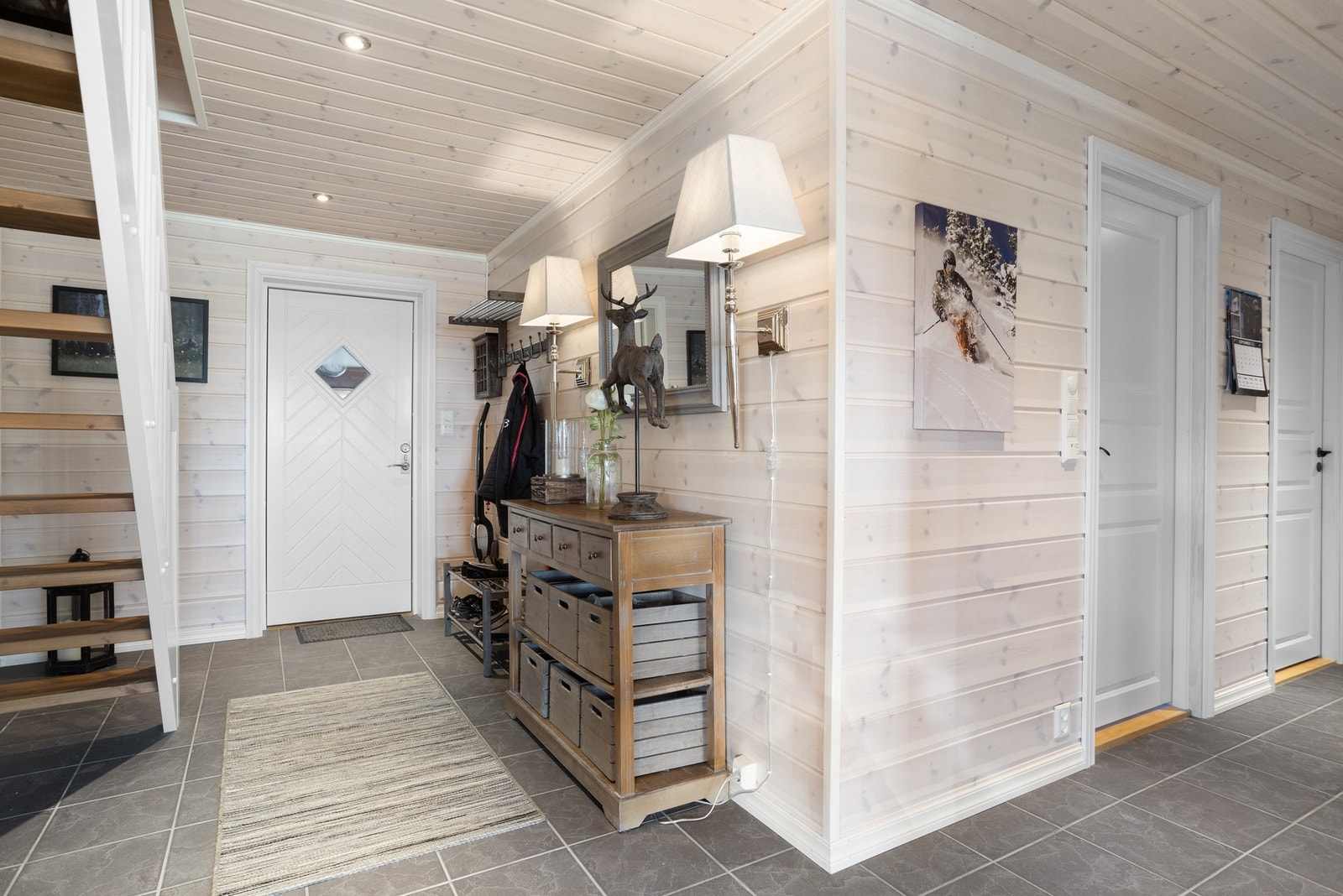 Enréen er romslig og innbydende med god plass til oppbevaring av yttertøy og sko. Flislagt gulv med varmekabler. Galleribilde