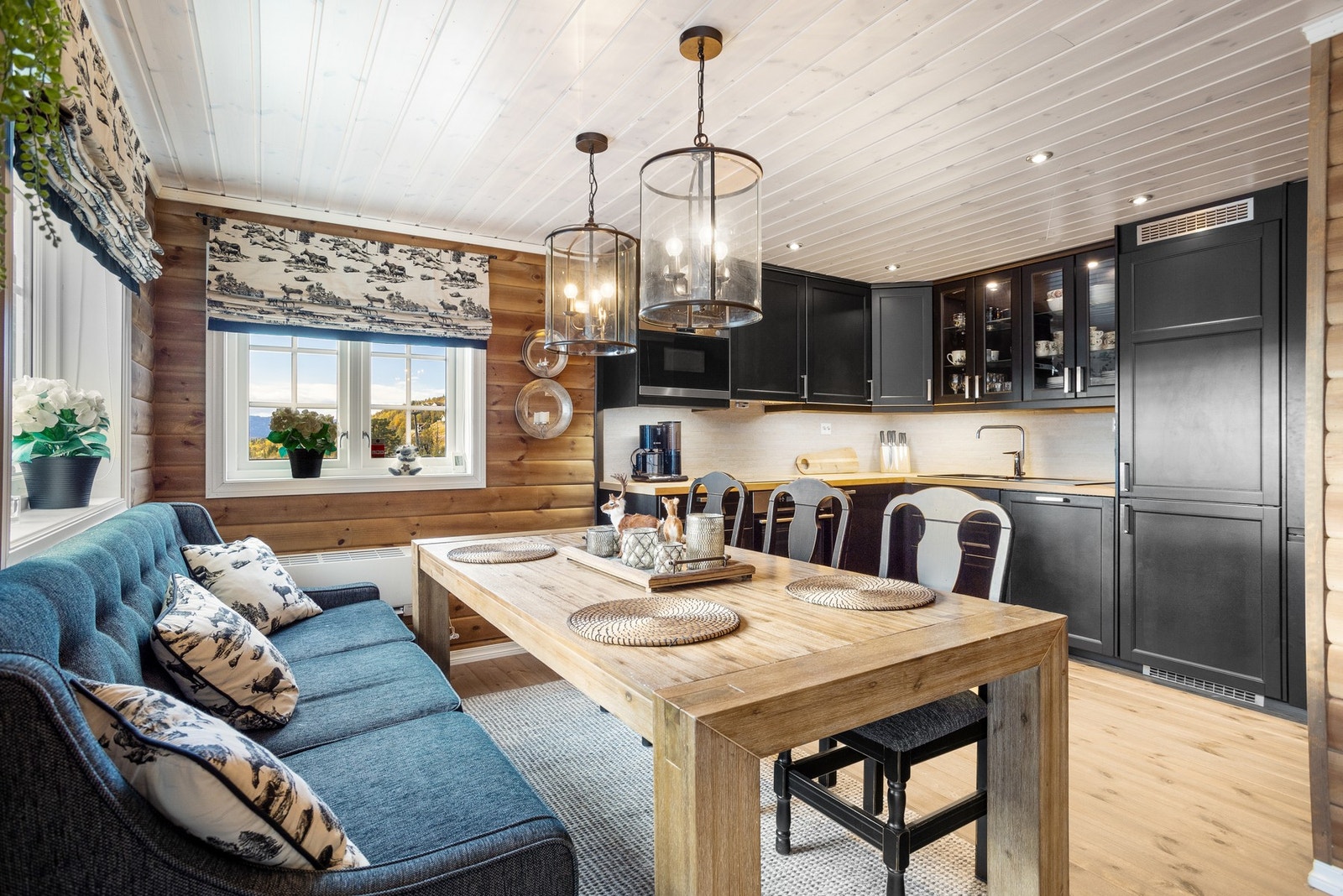 Kjøkkendel med god plass til spisegruppe Galleribilde