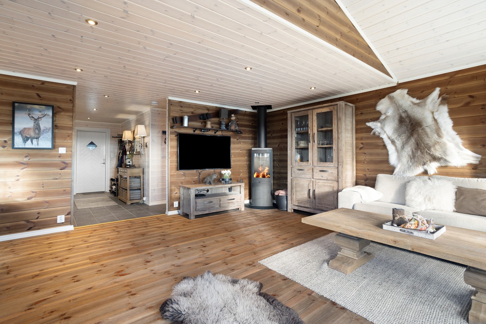 Flott vedovn som varmer godt på kjølige dager. Ved kjøkkenet er det også montert varmepumpe, som sørger for jevn og behagelig temperatur Galleribilde