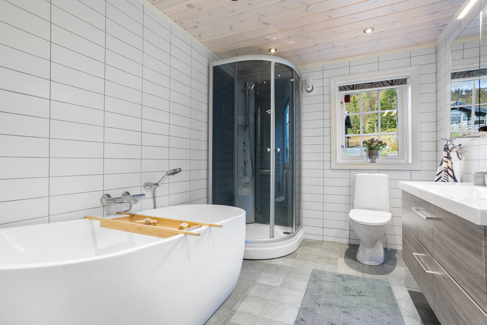 Baderom II innredet toalett, dusjkabinett, badekar og innredning med servant Galleribilde