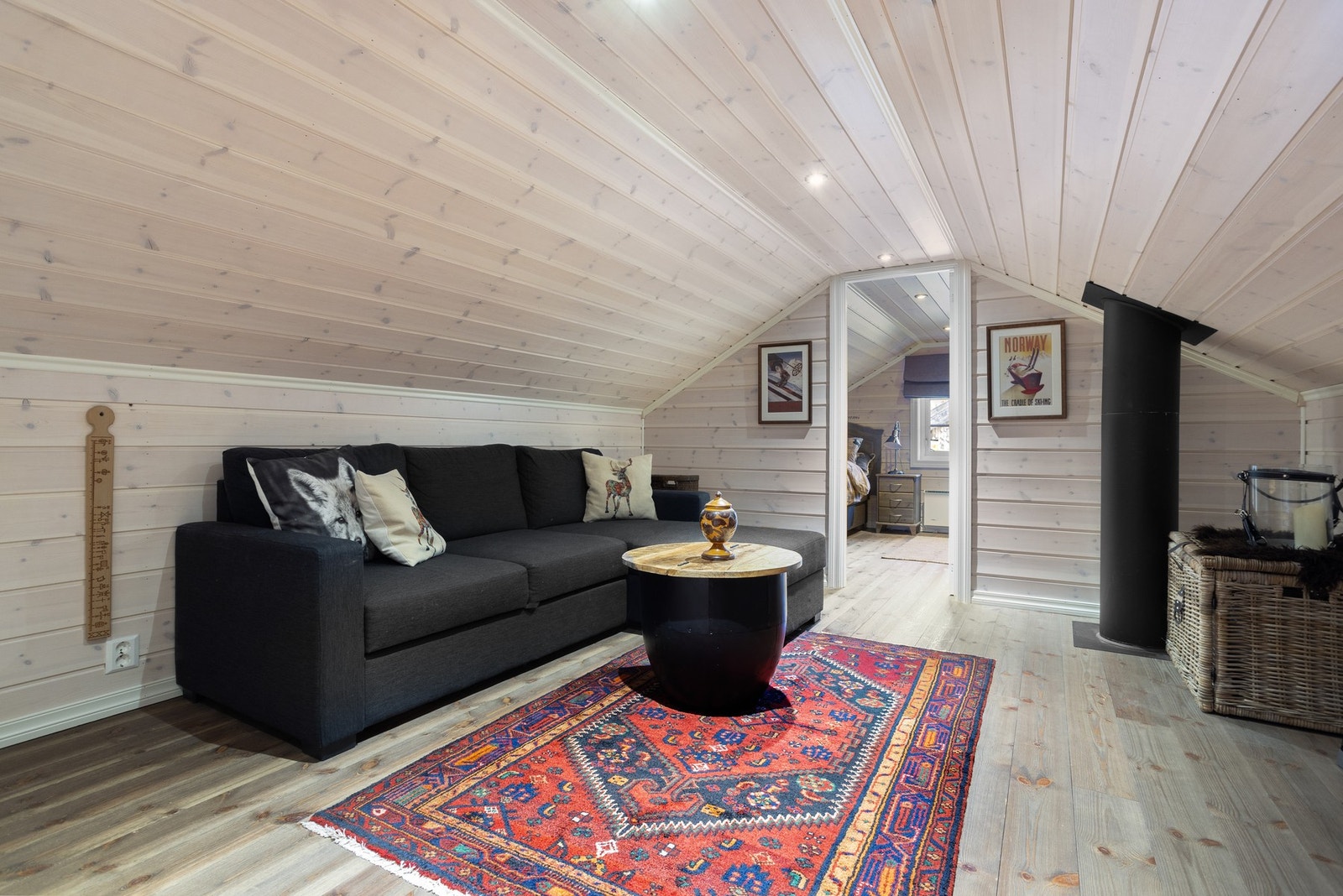 Hyggelig loftstue med god plass til sofamøblement Galleribilde