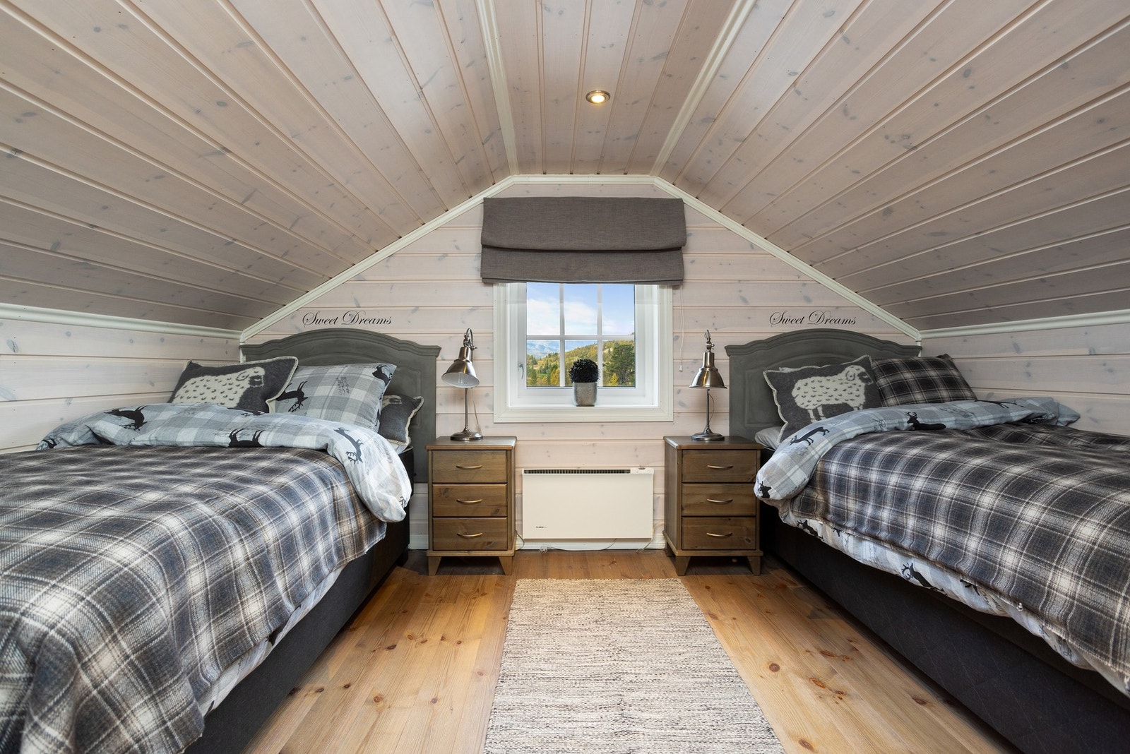 Loftsetasjen er også innredet med 2 soverom (ikke godkjent da loftsetasjen ikke har målbart areal) Galleribilde