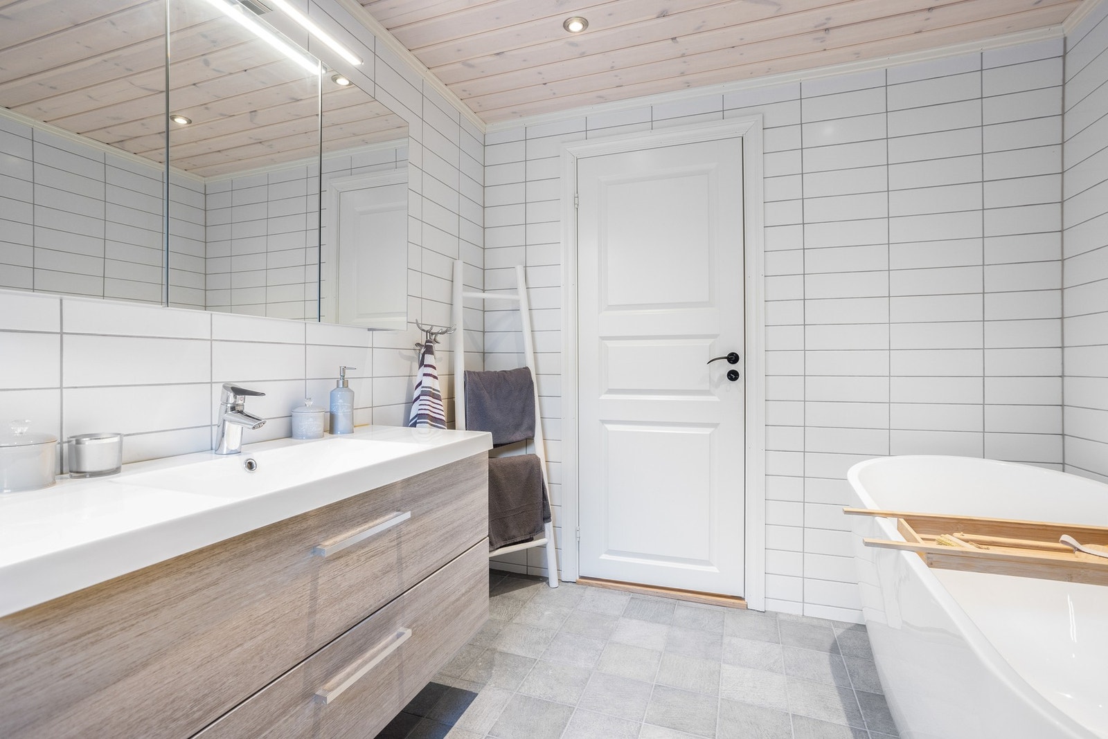 Dette badet har også flislagte overflater Galleribilde