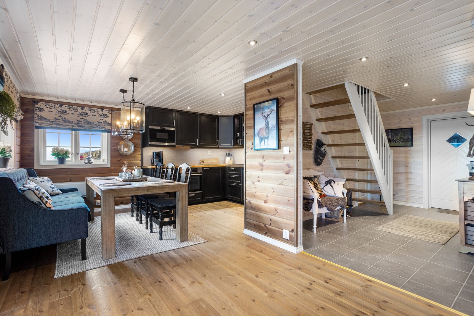 Lune overflater med beiset panel på vegg og i himling. Downlight belysning i himling Galleribilde