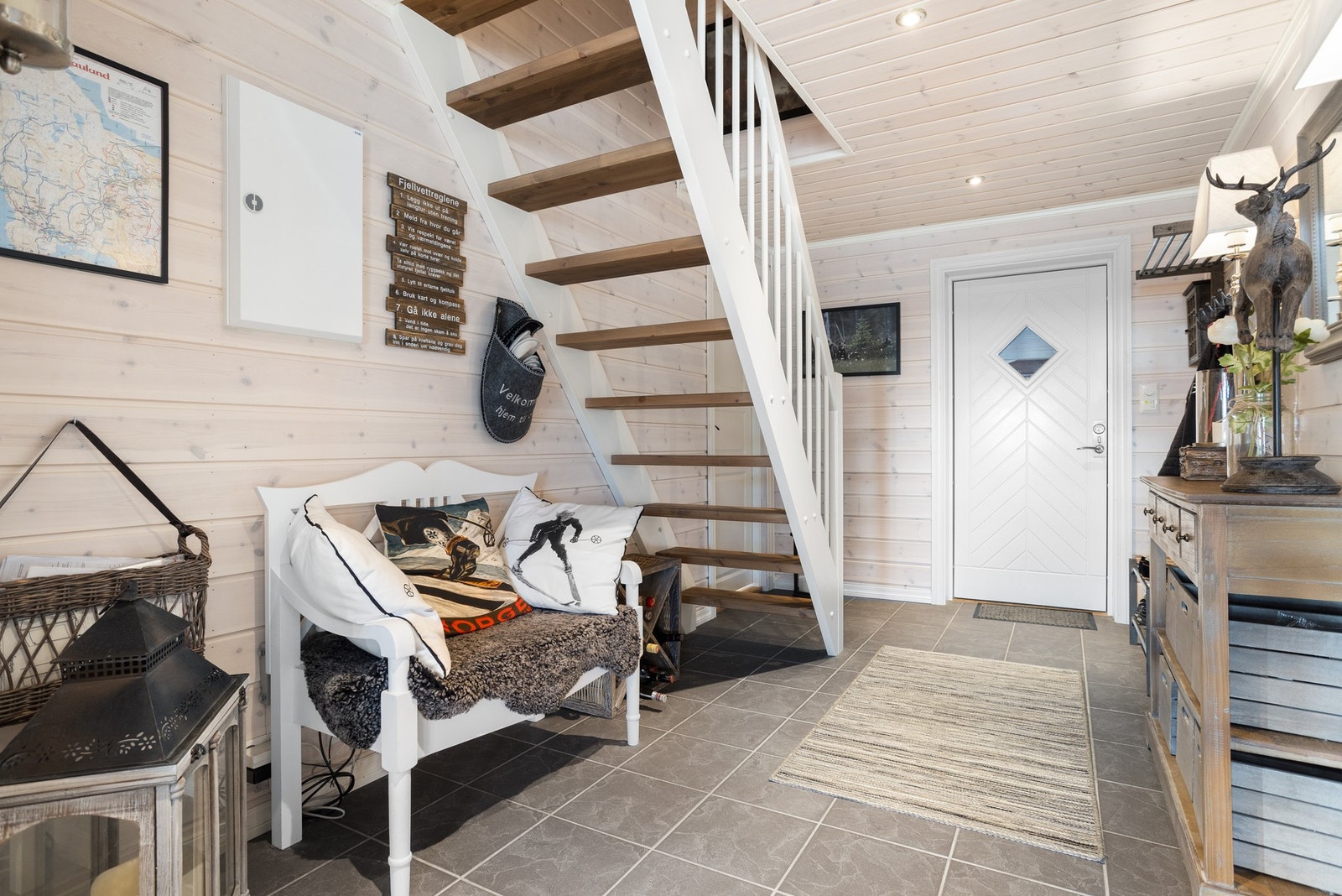 Fra gangen er det også trapp opp til loftsetasjen Galleribilde
