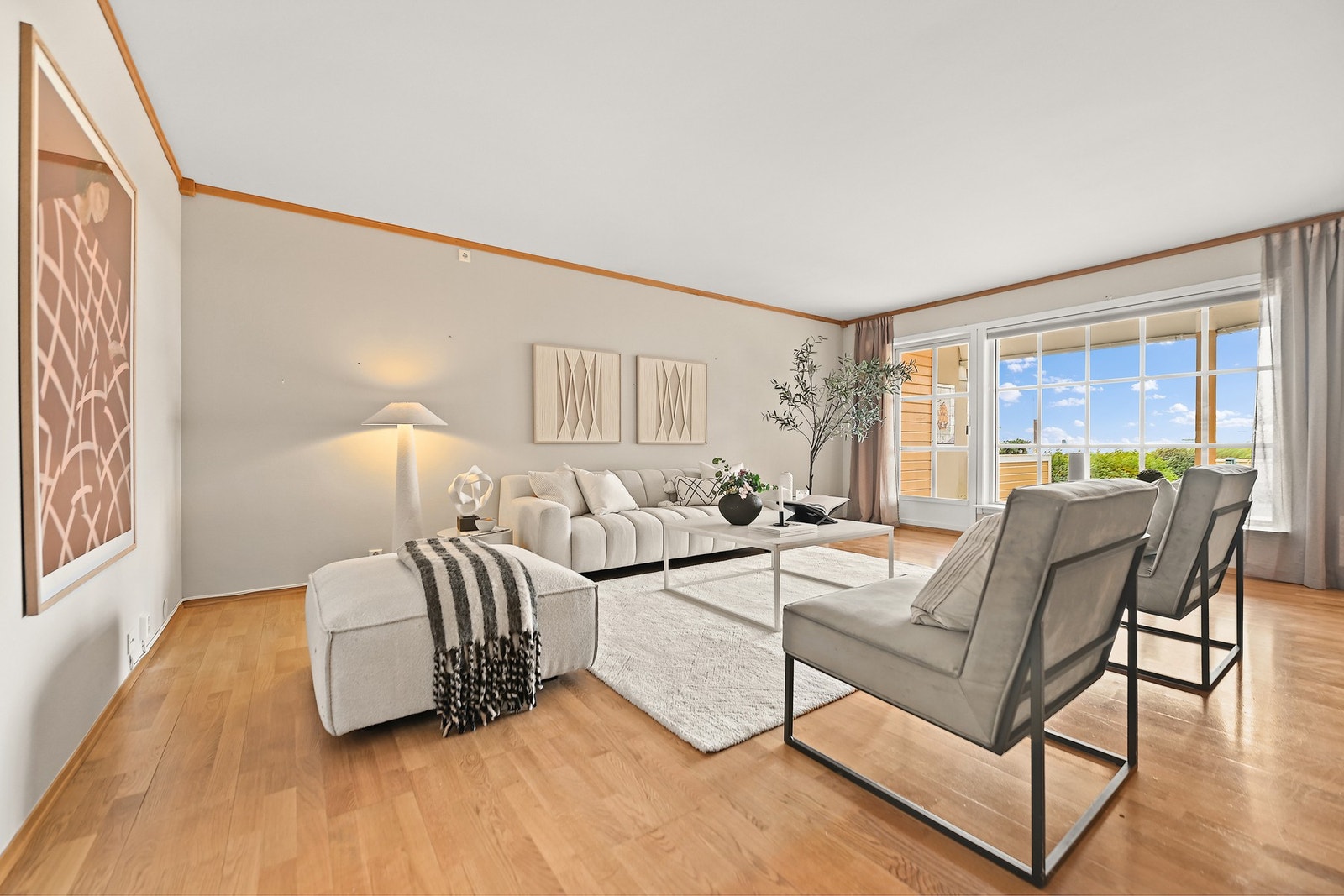 Den praktiske løsningen gjør det enkelt å møblere, og det er plass til både spisestue og sofagruppe med tilhørende møblement. Galleribilde