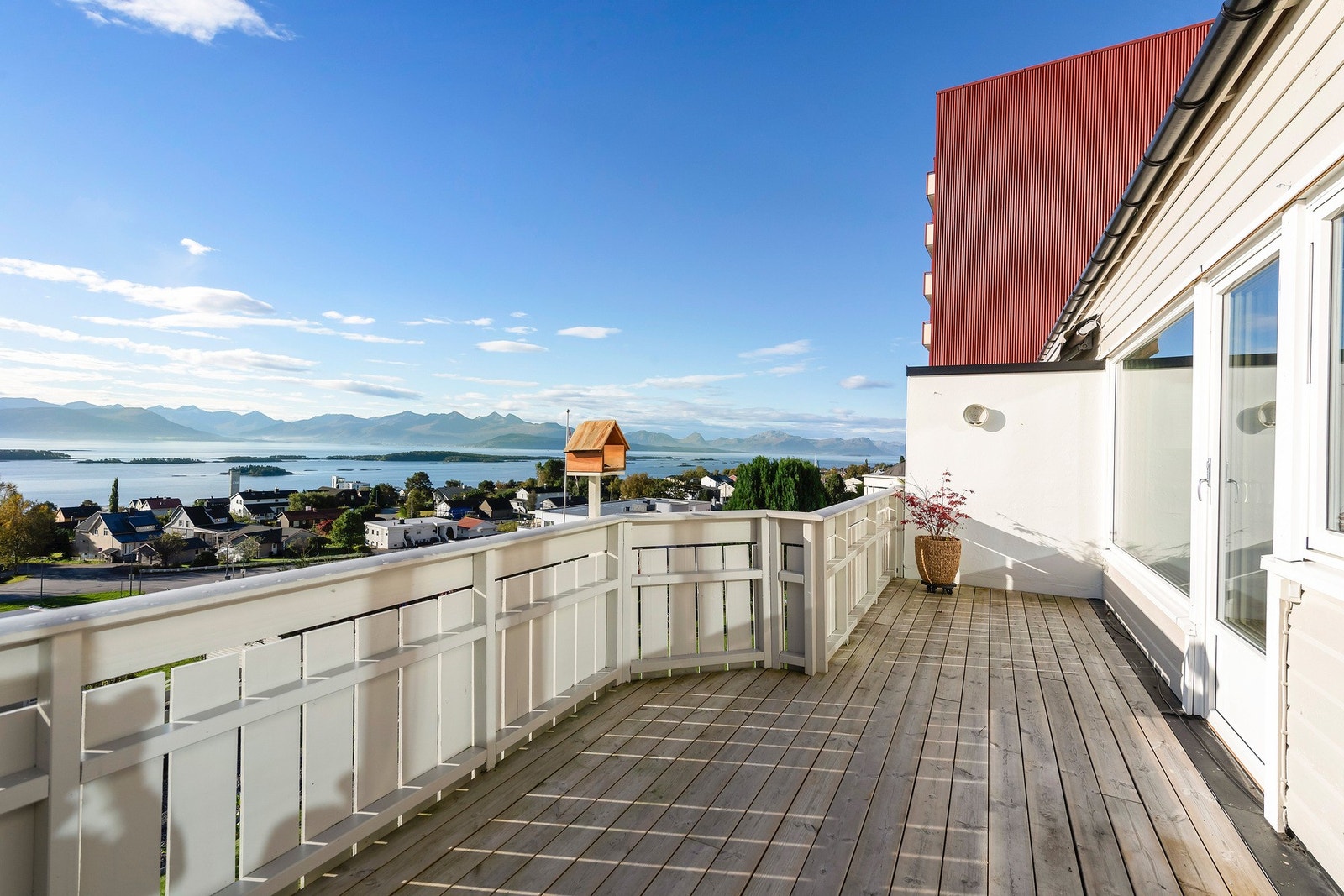 Fra stuen er det utgang til romslig veranda. Galleribilde