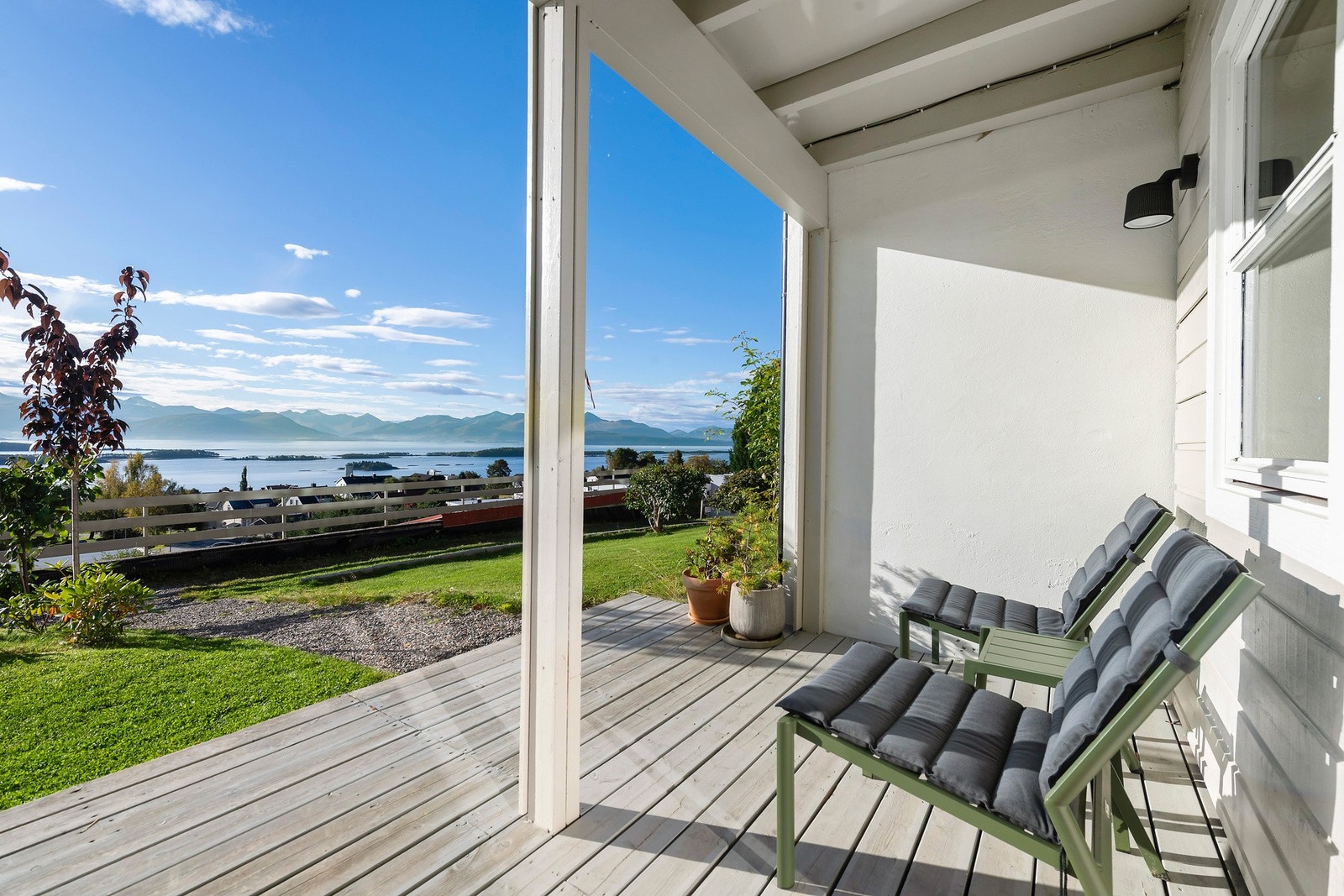 Fra kjellerstuen er det utgang til markterrasse med overbygg. Galleribilde