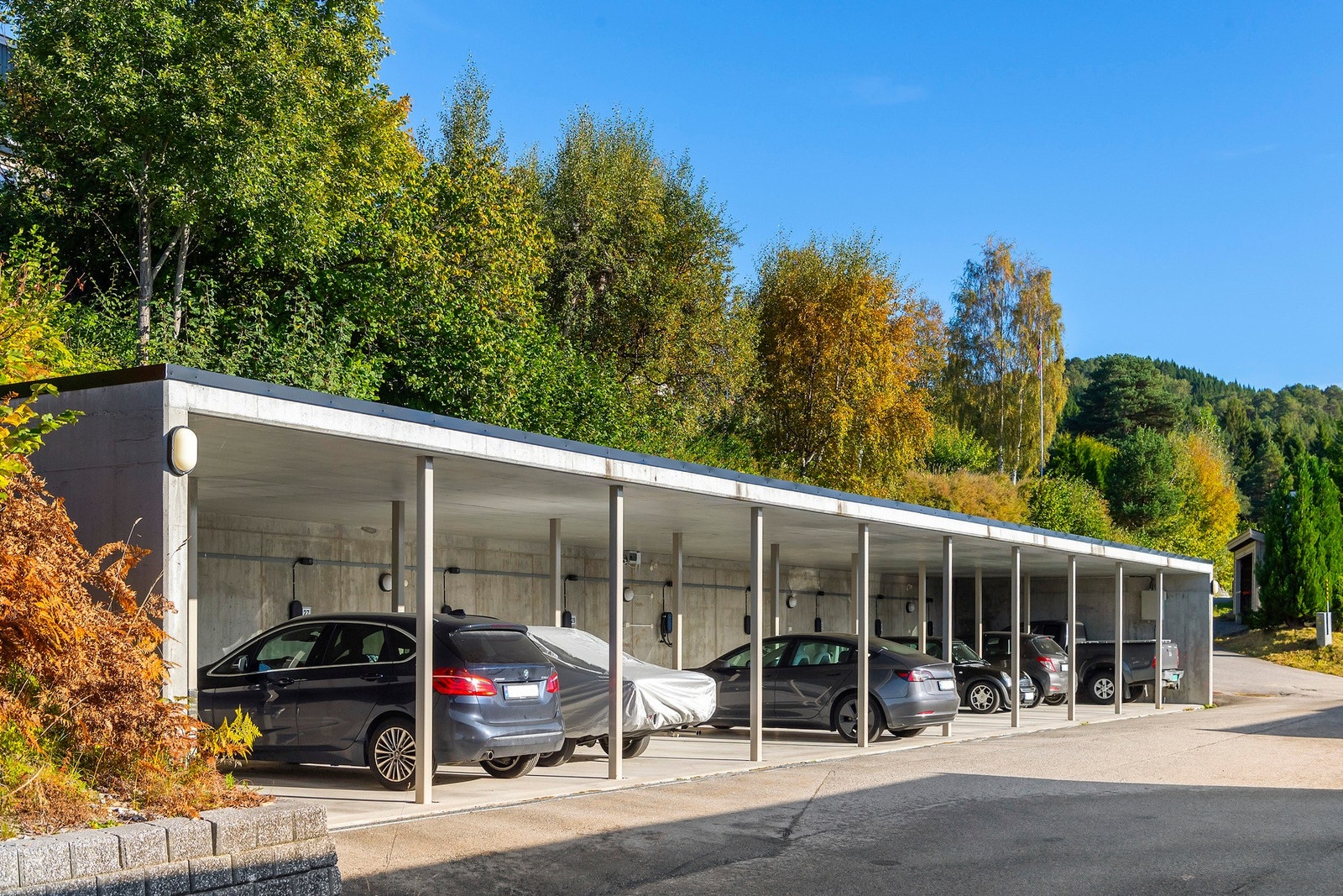Borettslaget har flere carportanlegg. Det kan være mulighet for leie av carport i borettslaget. Dette må nærmere avklares med styret i borettslaget. Ta kontakt med styret ved behov for carport. Galleribilde