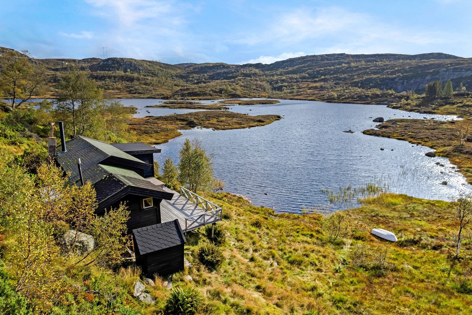 Det er fine muligheter for både bading, fisking og padling i vannet som ligger like ved. Galleribilde
