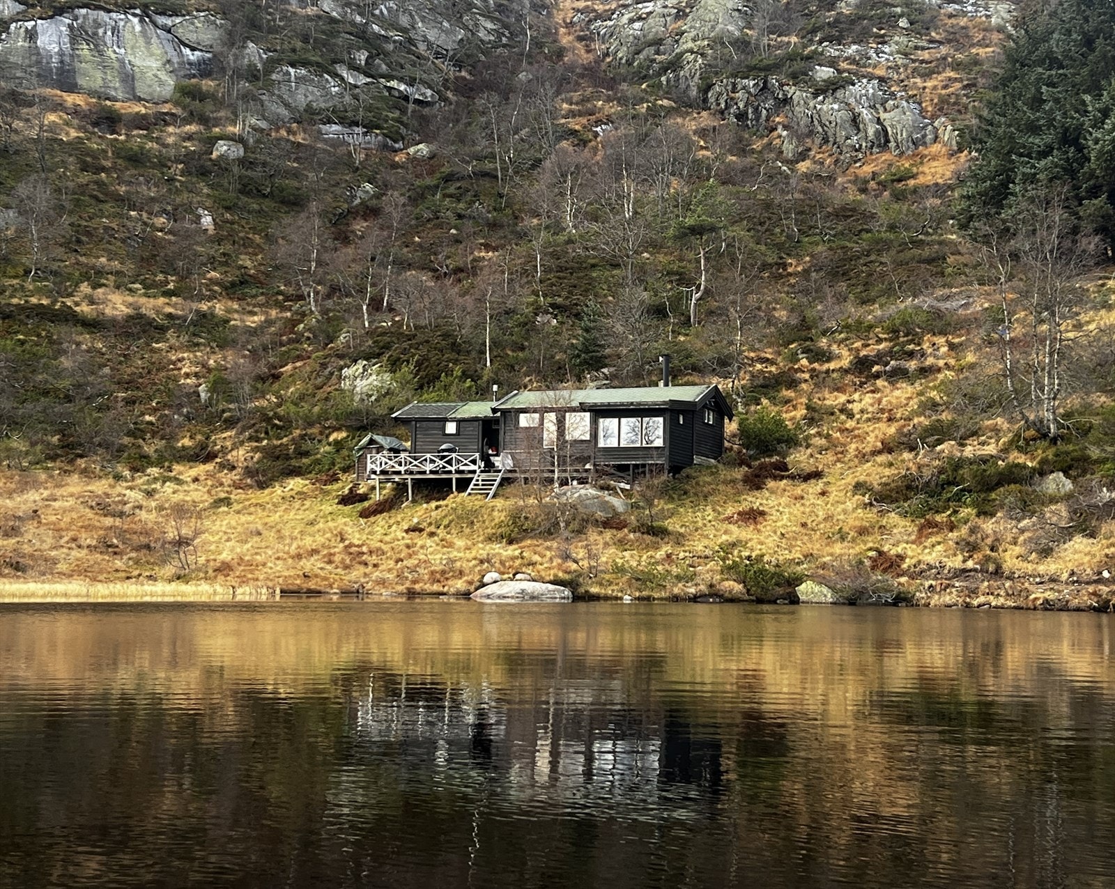 Hytta har en frittliggende beliggenhet med nydelige naturomgivelser rett utenfor døren. Galleribilde