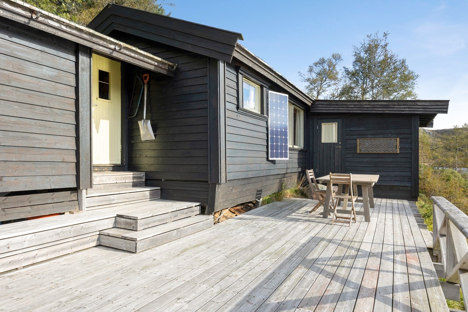 Uteområdet inkluderer også en romslig, solrik terrasse som delvis omkranser hytta, perfekt for avslapning og hygge. Galleribilde