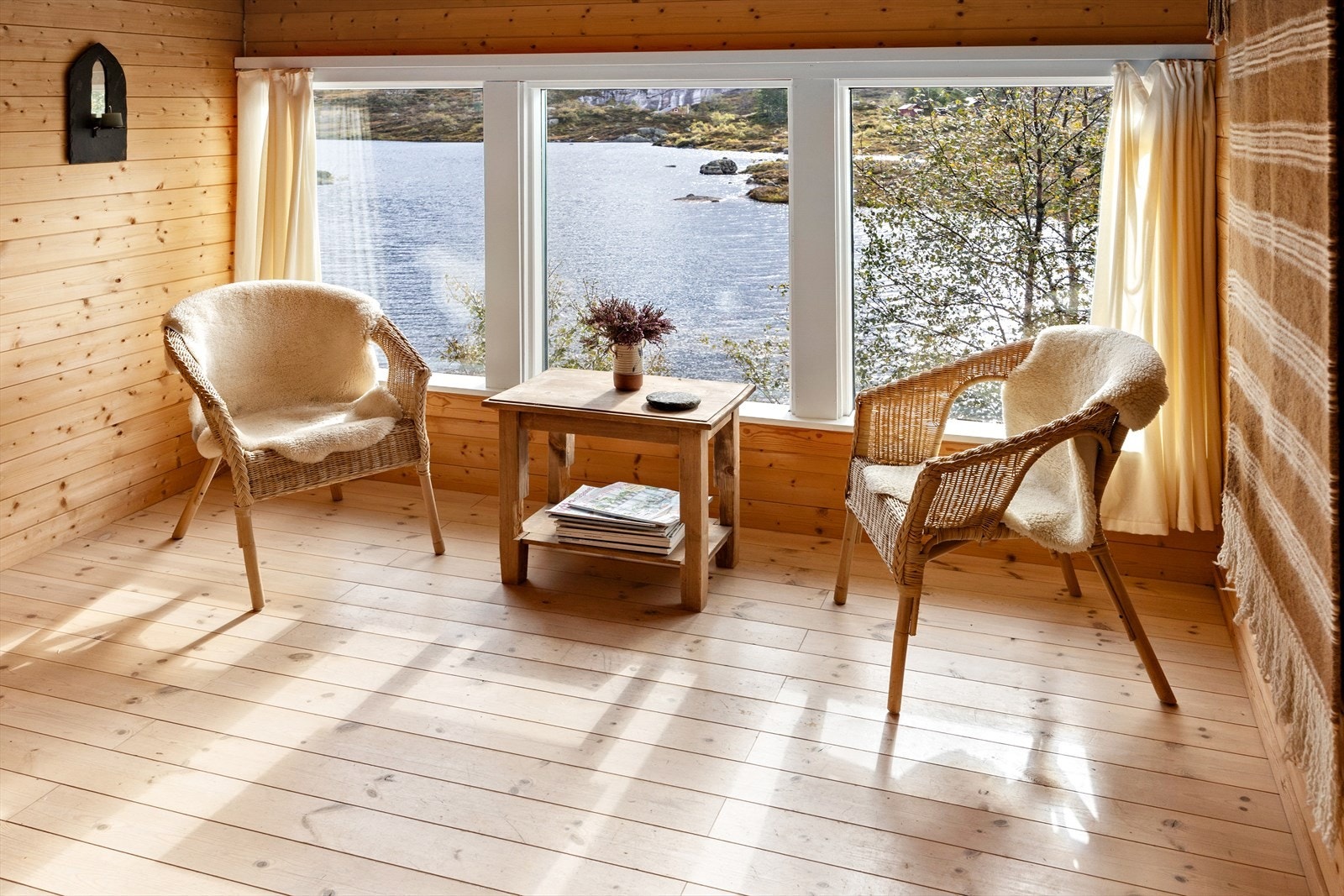 Det er store vindusflater i stue der nydelig utsikt kan nytes (ikke byggegodkjent). Galleribilde