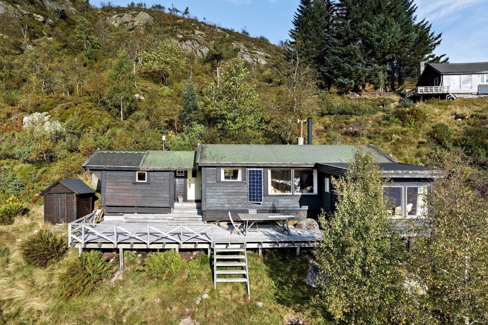 Romslig solrik terrasse. Galleribilde