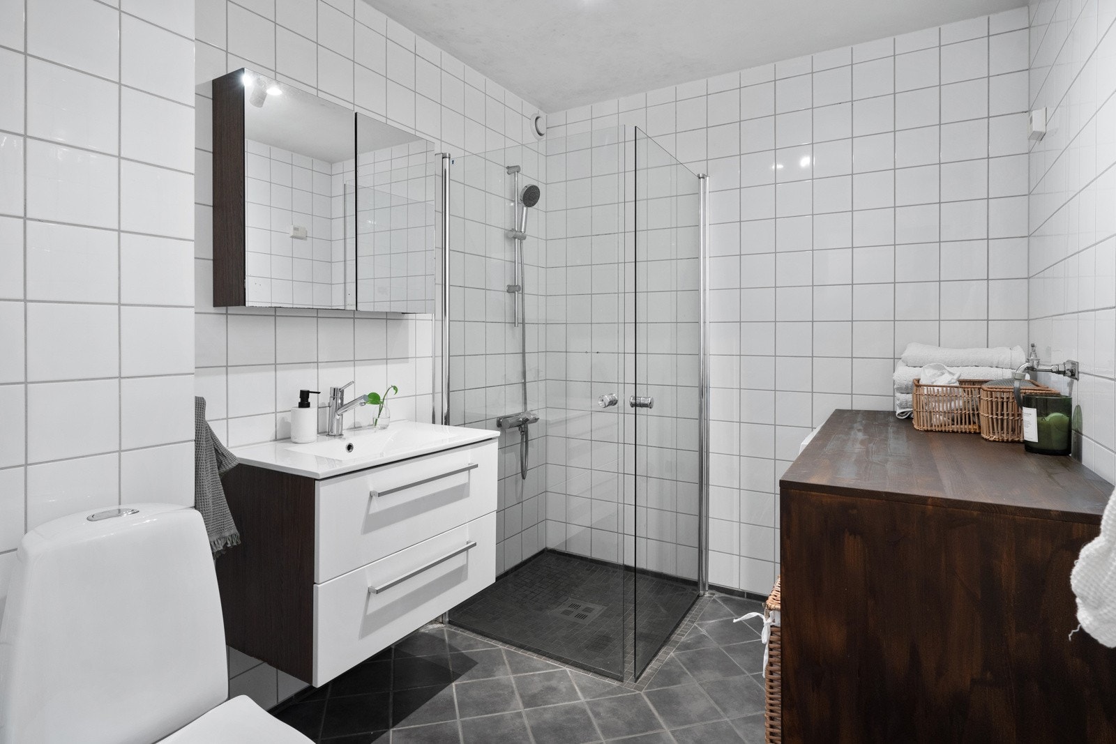 Baderommet er helfliset med moderne innredning og gjennomførte detaljer, overflateoppuset i 2010 Galleribilde