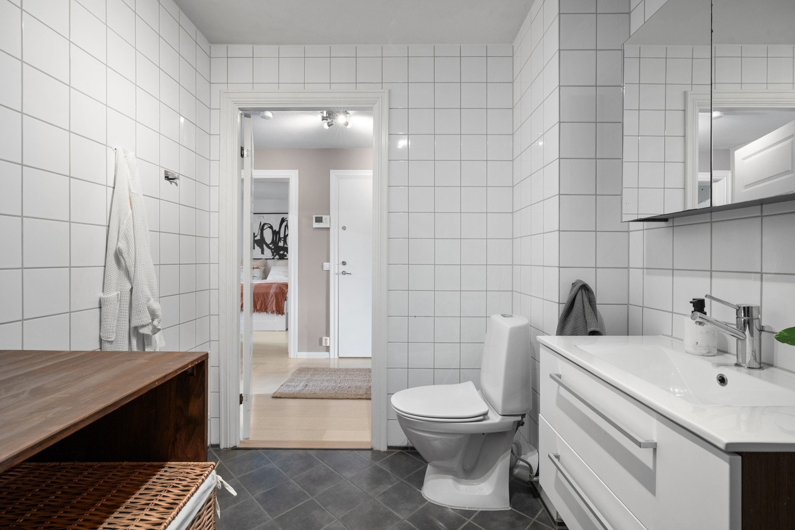 Badet har også varmekabler i gulvet, radiatorer på vegg og opplegg for vaskemaskin Galleribilde