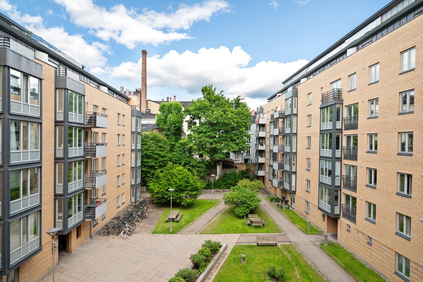 Beboere disponerer en flott felles taktterasse, frodig bakgård samt sykkelparkering Galleribilde