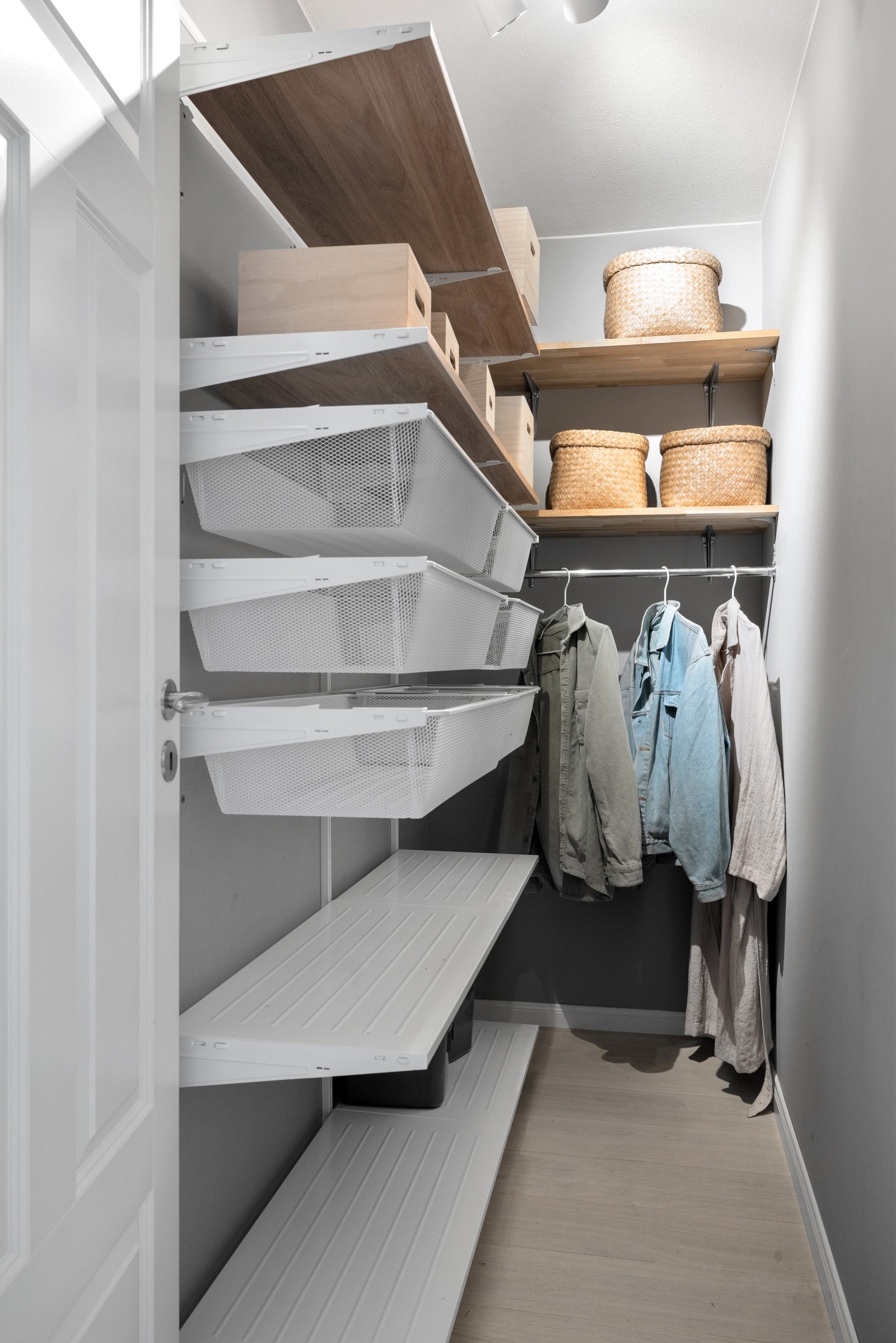 Fra gangen er det en bod/ walk-in closet med gode oppbevaringsmuligheter Galleribilde