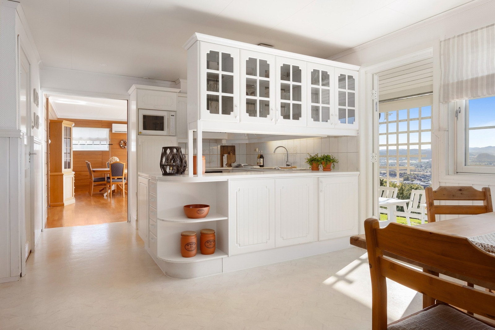 Kjøkkenet er meget romslig på over 30 kvm Galleribilde