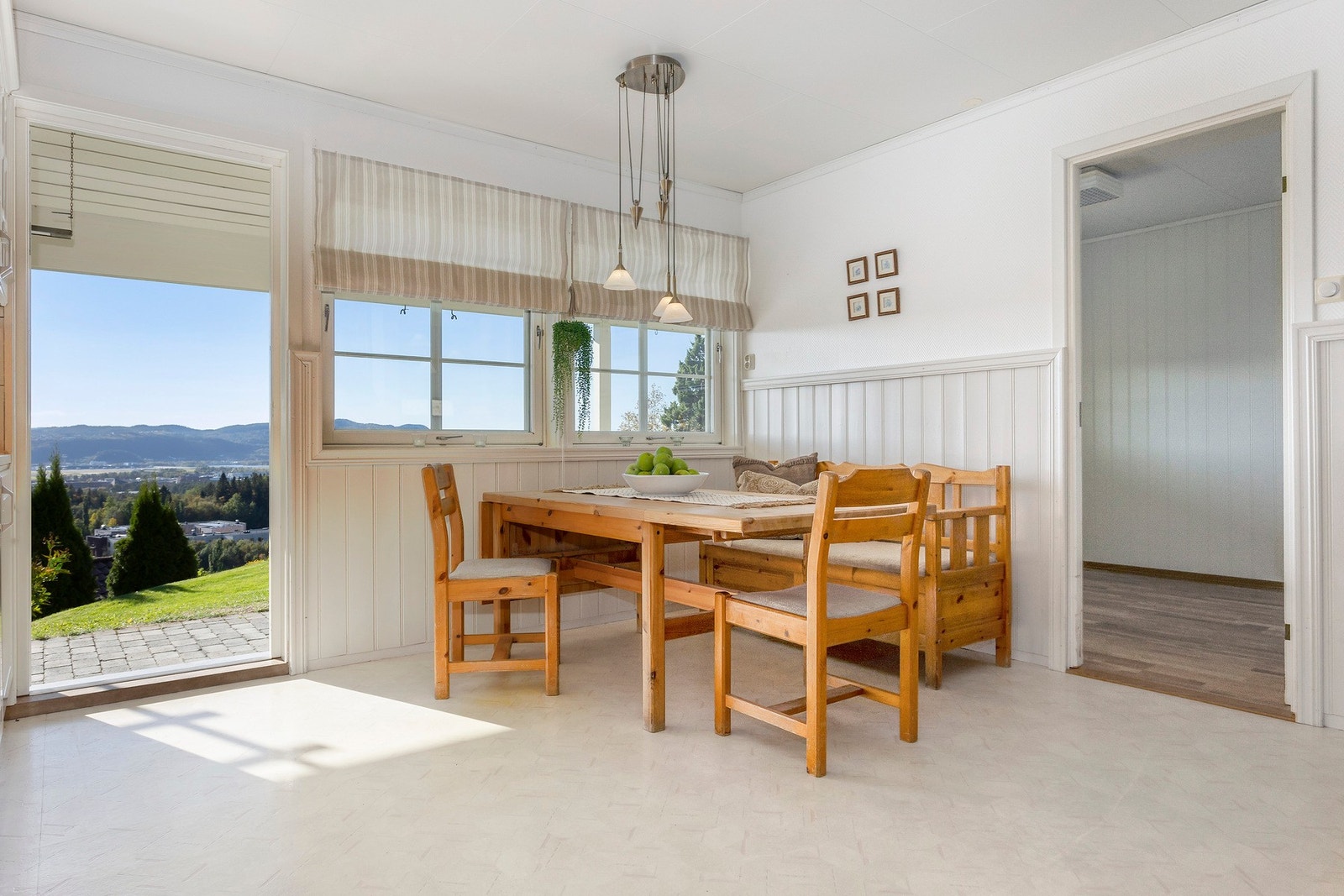 Utgang fra kjøkkenet til hagen Galleribilde