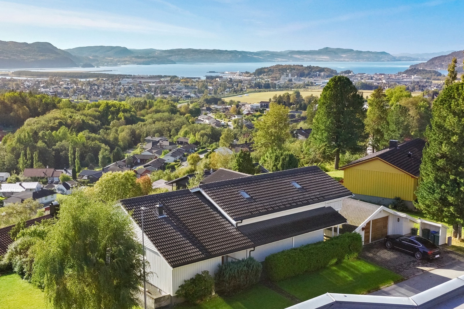 Fra eiendommen er det kort vei til barnehage, skole og Marka Galleribilde