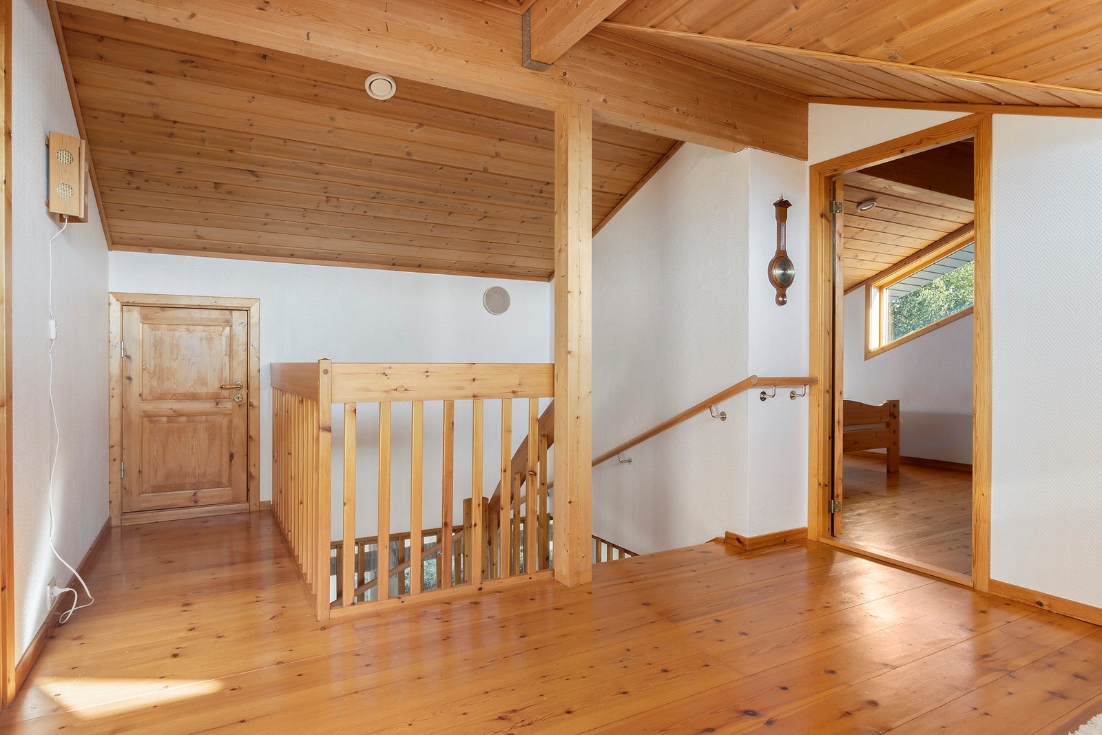 Loftstue på til sammen 14,5 kvm. Lagring i knevegg Galleribilde