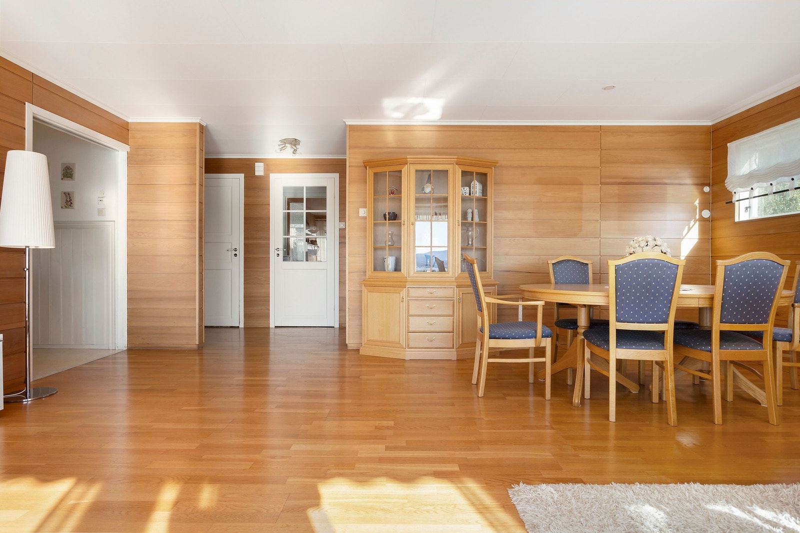 God plass til stor sofagruppe og spisestue Galleribilde