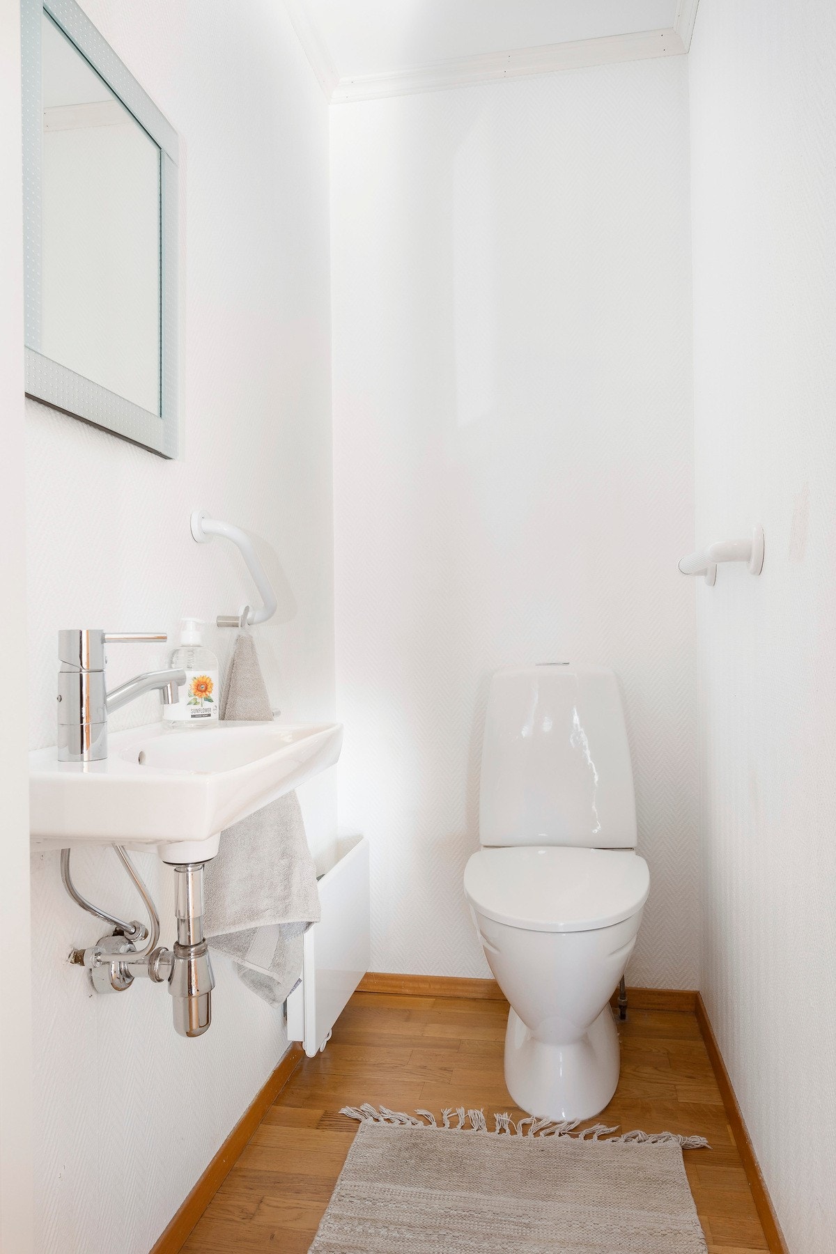 Separat toalettrom vegg i vegg med badet Galleribilde